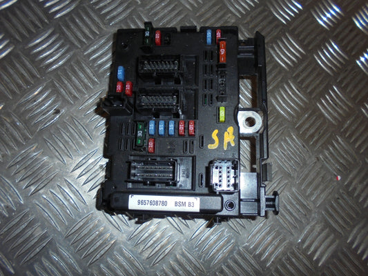 Peugeot 206+ Sikringsboks Med OEM Nr. 9657608780 Fra Peugeot Ophugger