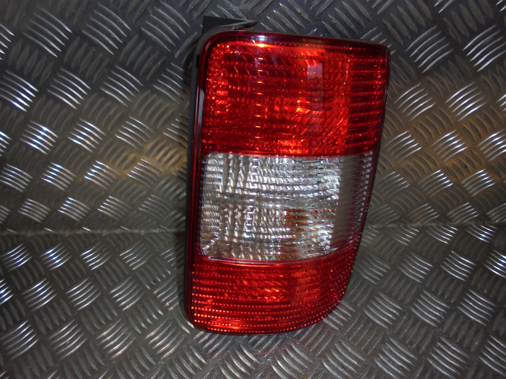VW Caddy 2K Baglygte Med OEM Nr. Ophugger Fra VW Ophugger