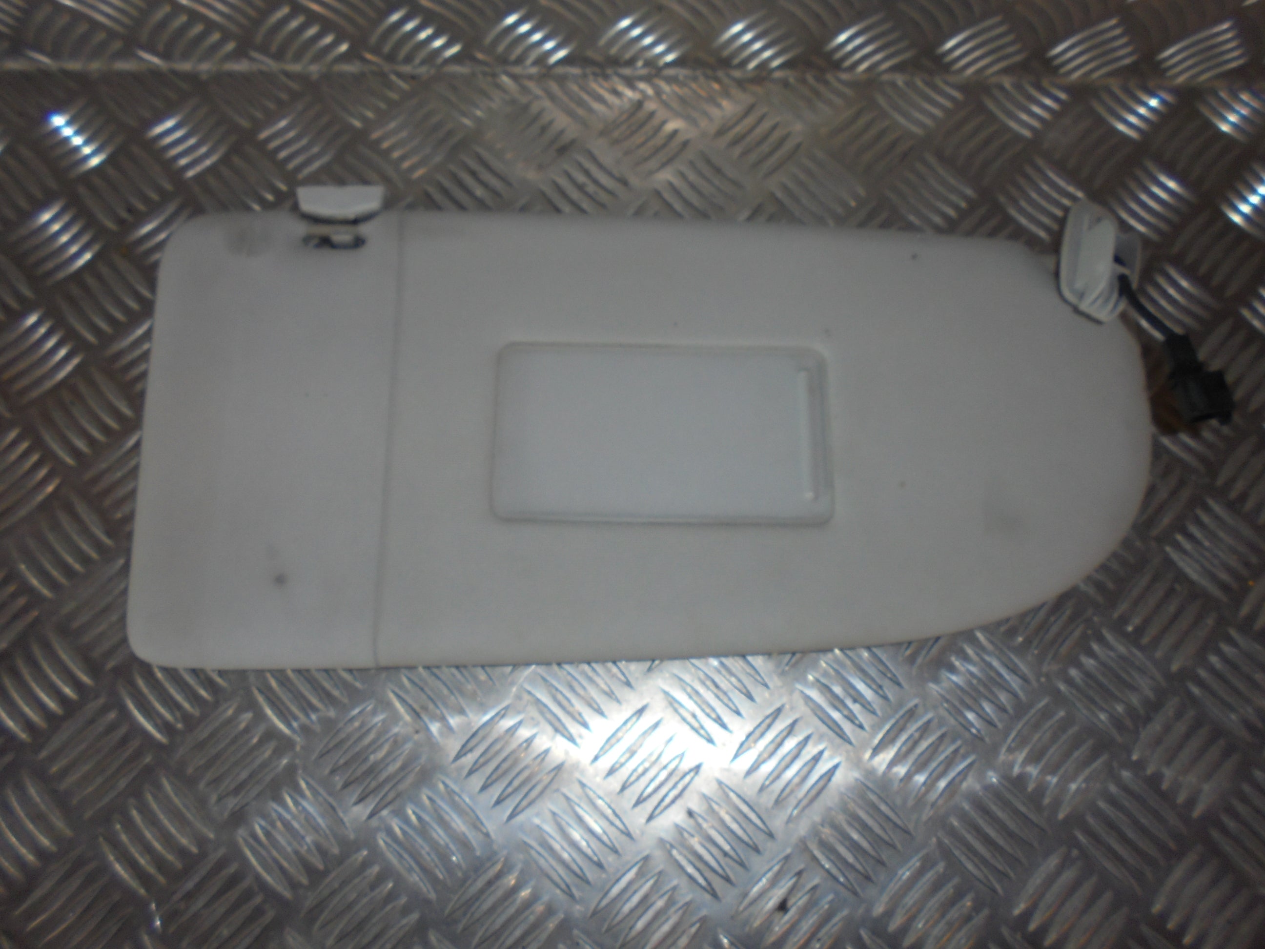 VW Caddy 2K Solskærm Med OEM Nr. 2K0857552C Fra VW Ophugger