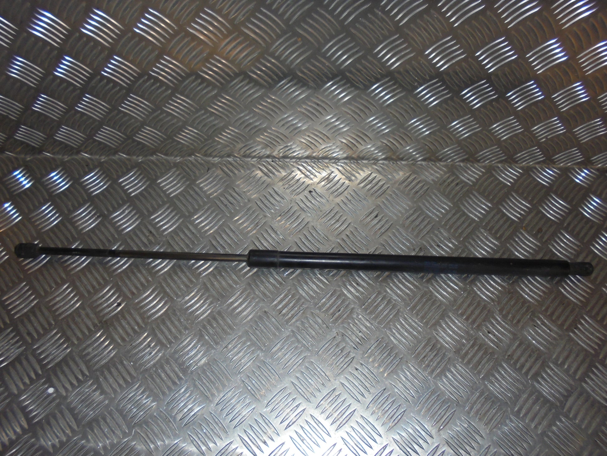 VW Caddy 2K Bagklapsdæmper Med OEM Nr. Ophugger Fra VW Ophugger