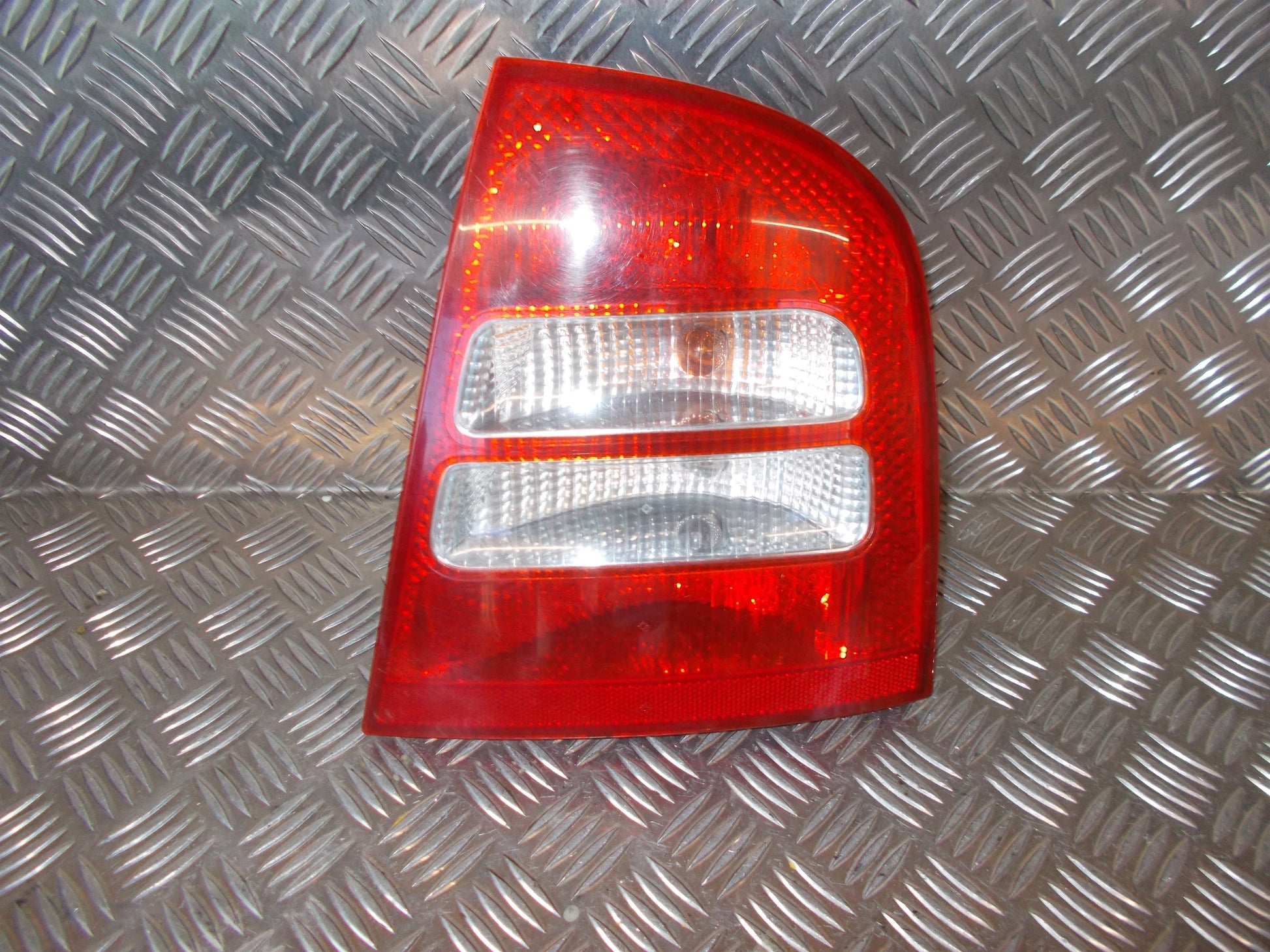 Skoda Octavia Baglygte Med OEM Nr. 1U6945112C Fra Skoda Ophugger