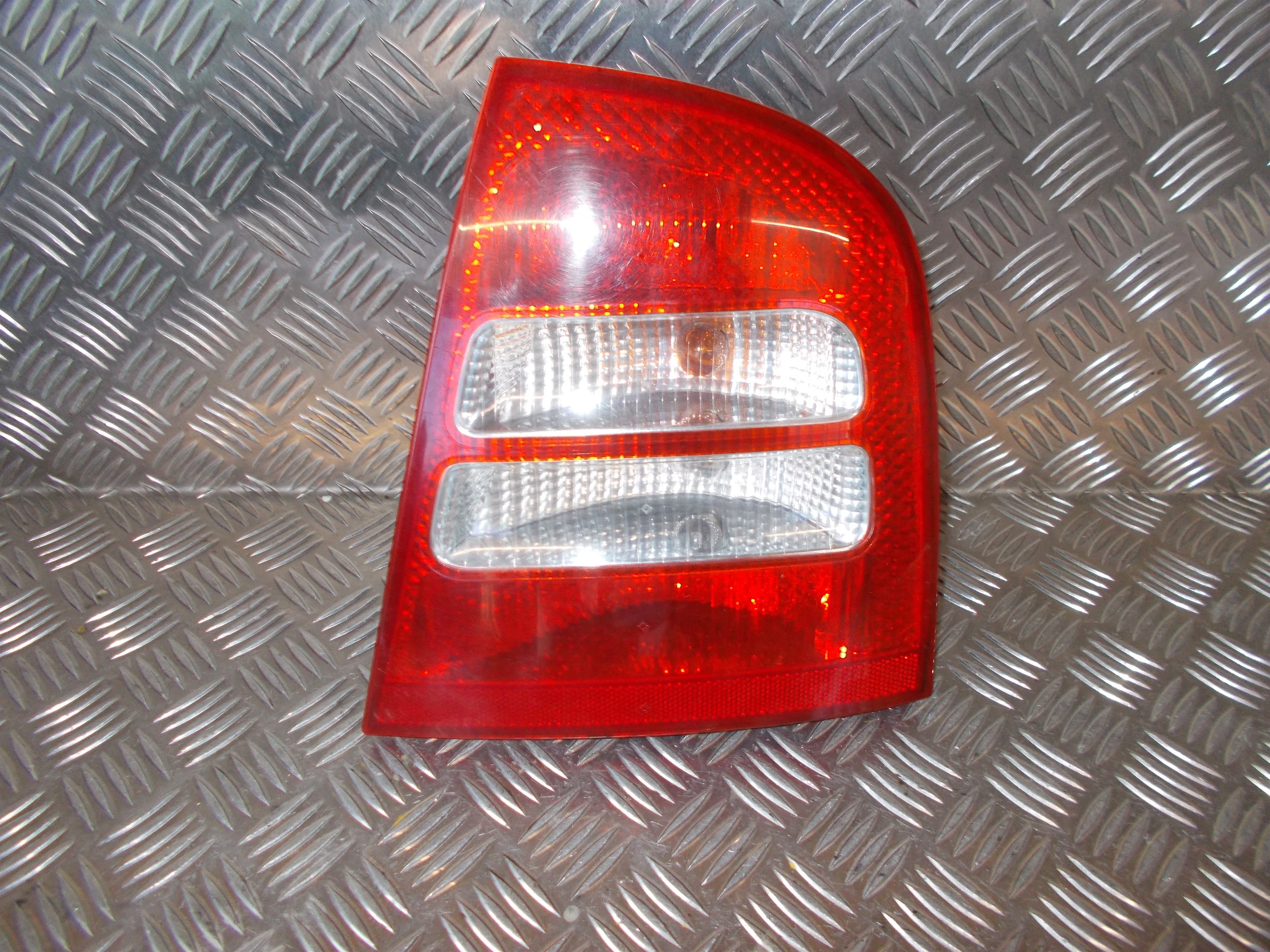 Skoda Octavia Baglygte Med OEM Nr. 1U6945112C Fra Skoda Ophugger