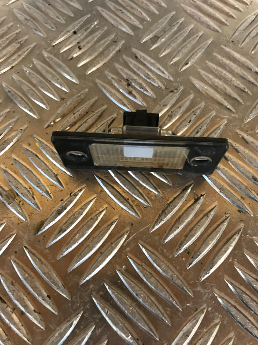 Audi A4 8K Nummerpladelygte Med OEM Nr. 1J5943021C Fra Audi Ophugger