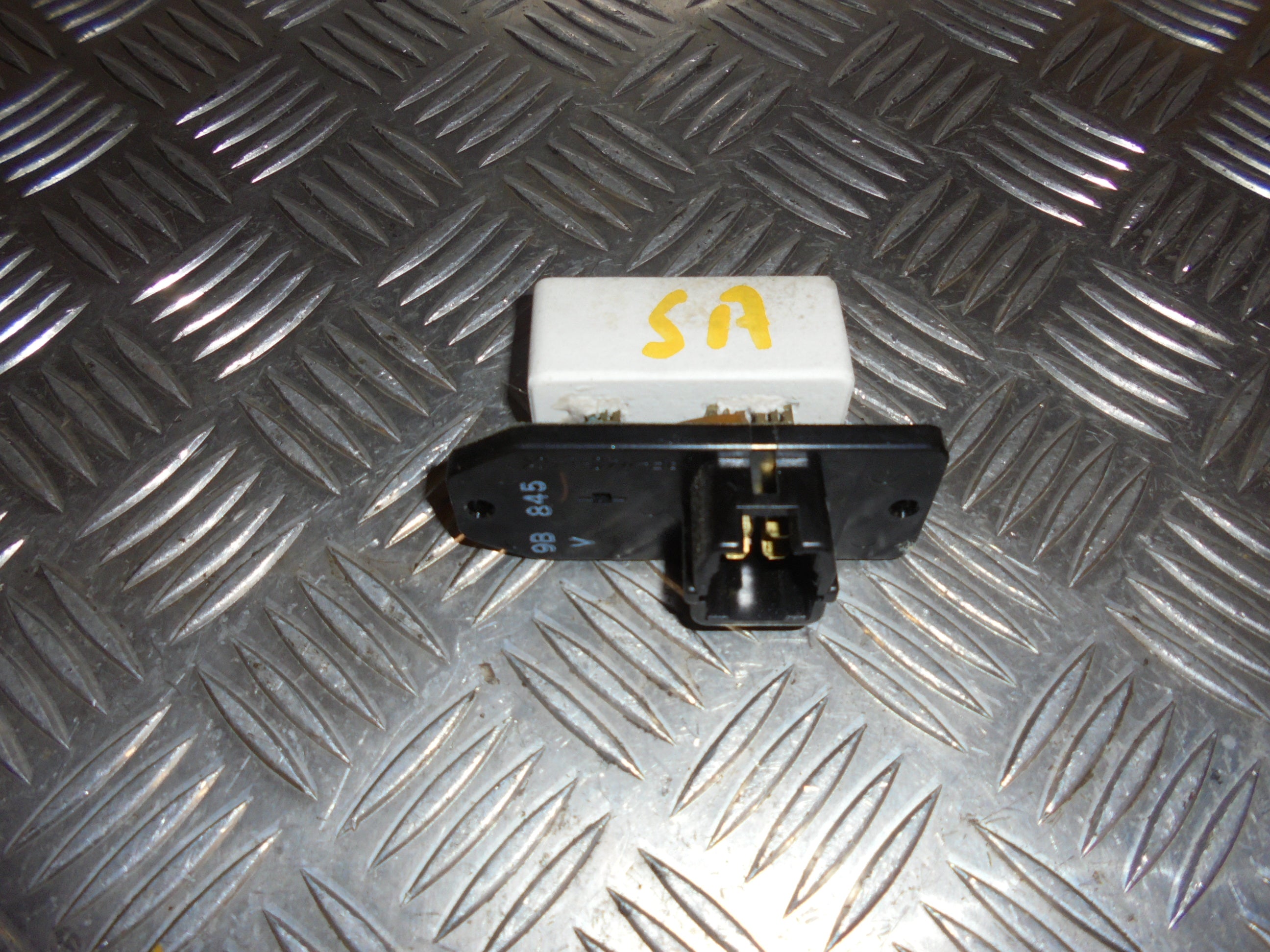 Toyota Corolla 3D E11 Varmemodstand Med OEM Nr. Ophugger Fra Toyota Ophugger
