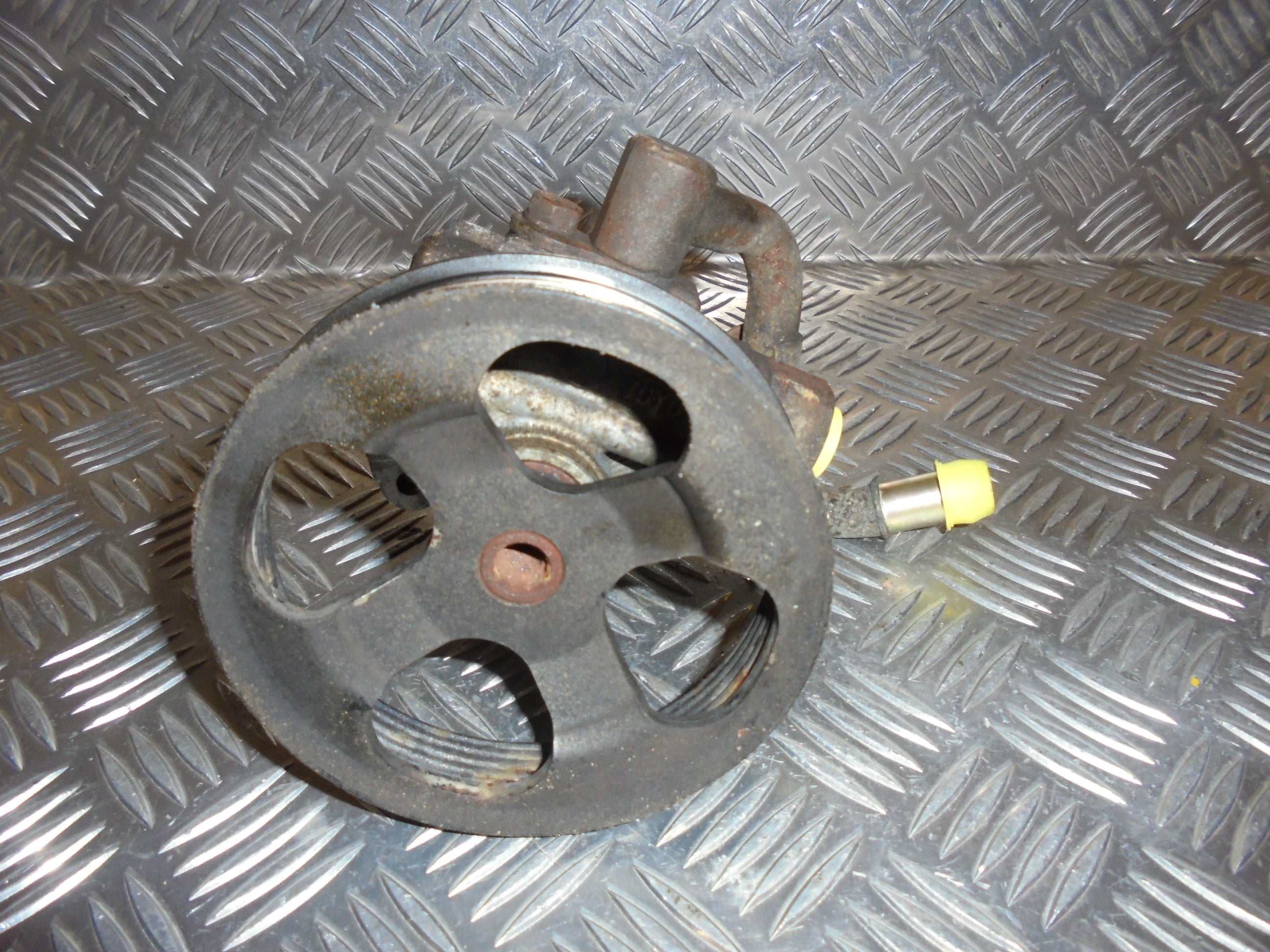 Toyota Corolla 3D E11 Servopumpe Med OEM Nr. Ophugger Fra Toyota Ophugger