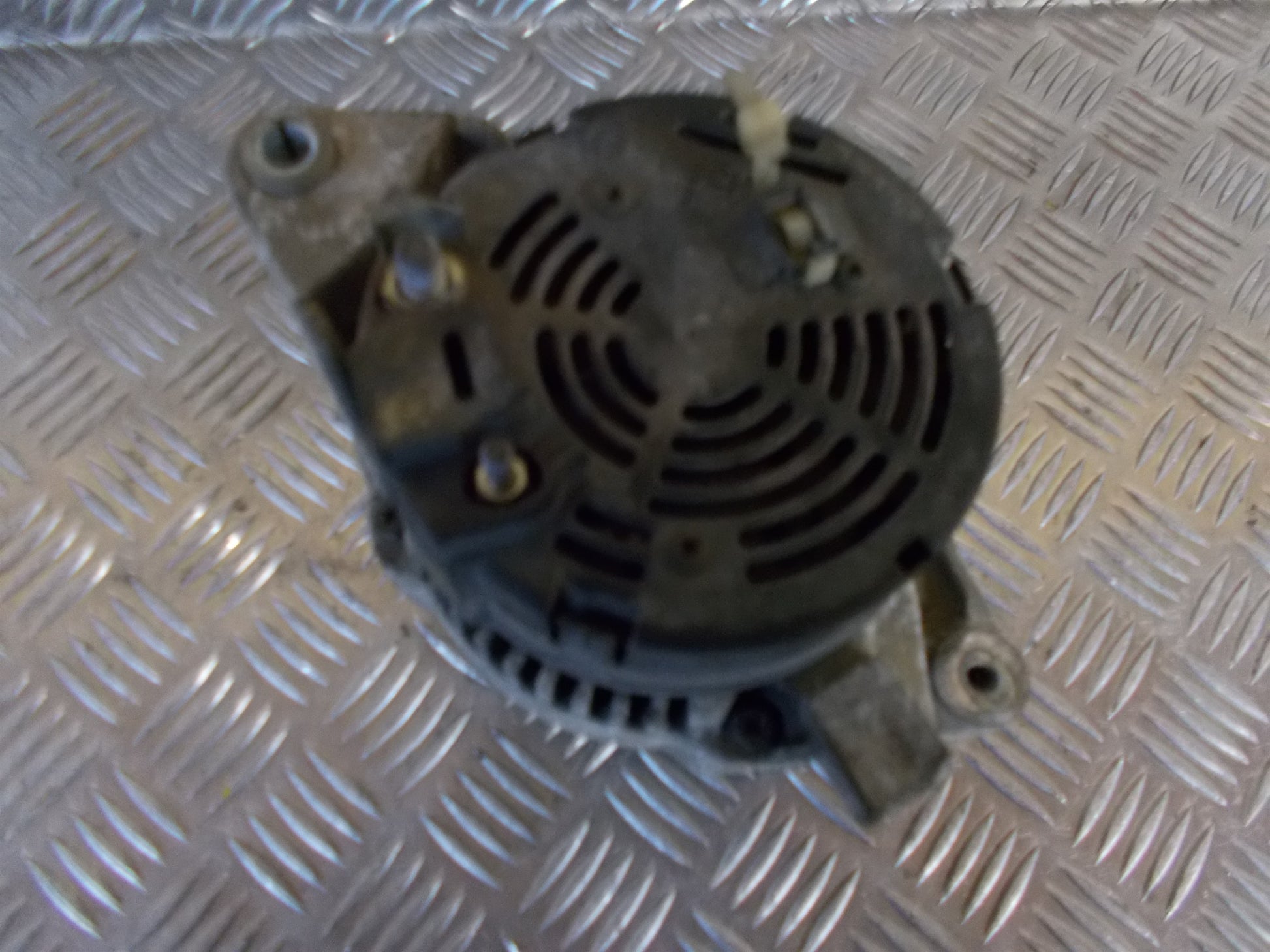 Opel Tigra Generator Med OEM Nr. 90413760 Fra Opel Ophugger