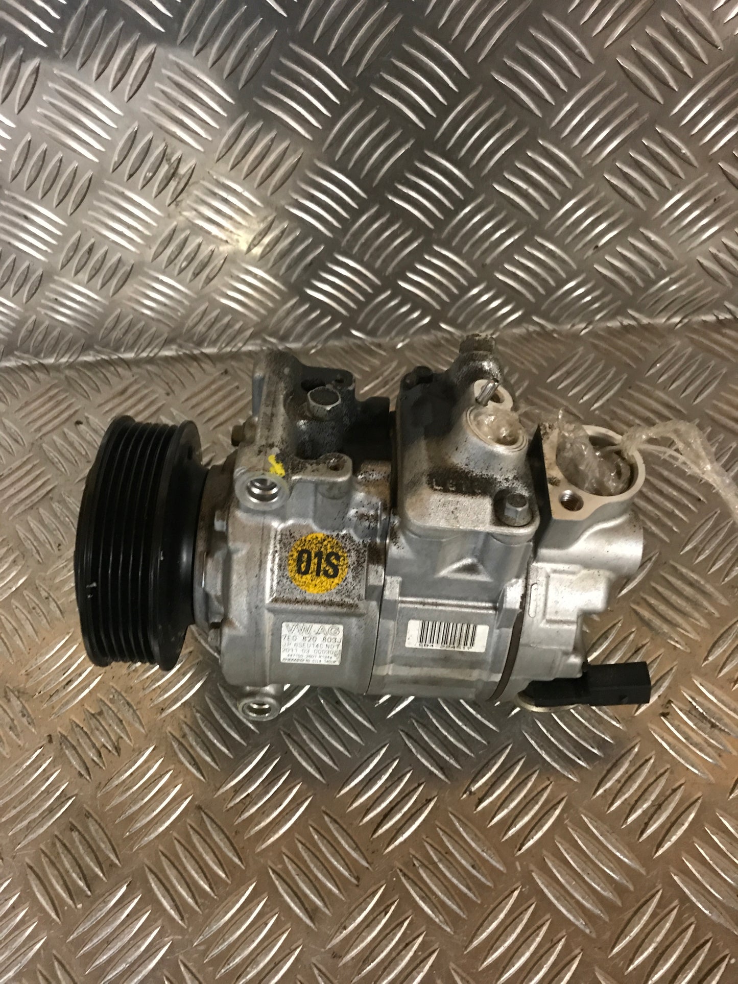 VW Amarok I Aircondition Pumpe Med OEM Nr. 7E0820803J Fra VW Ophugger