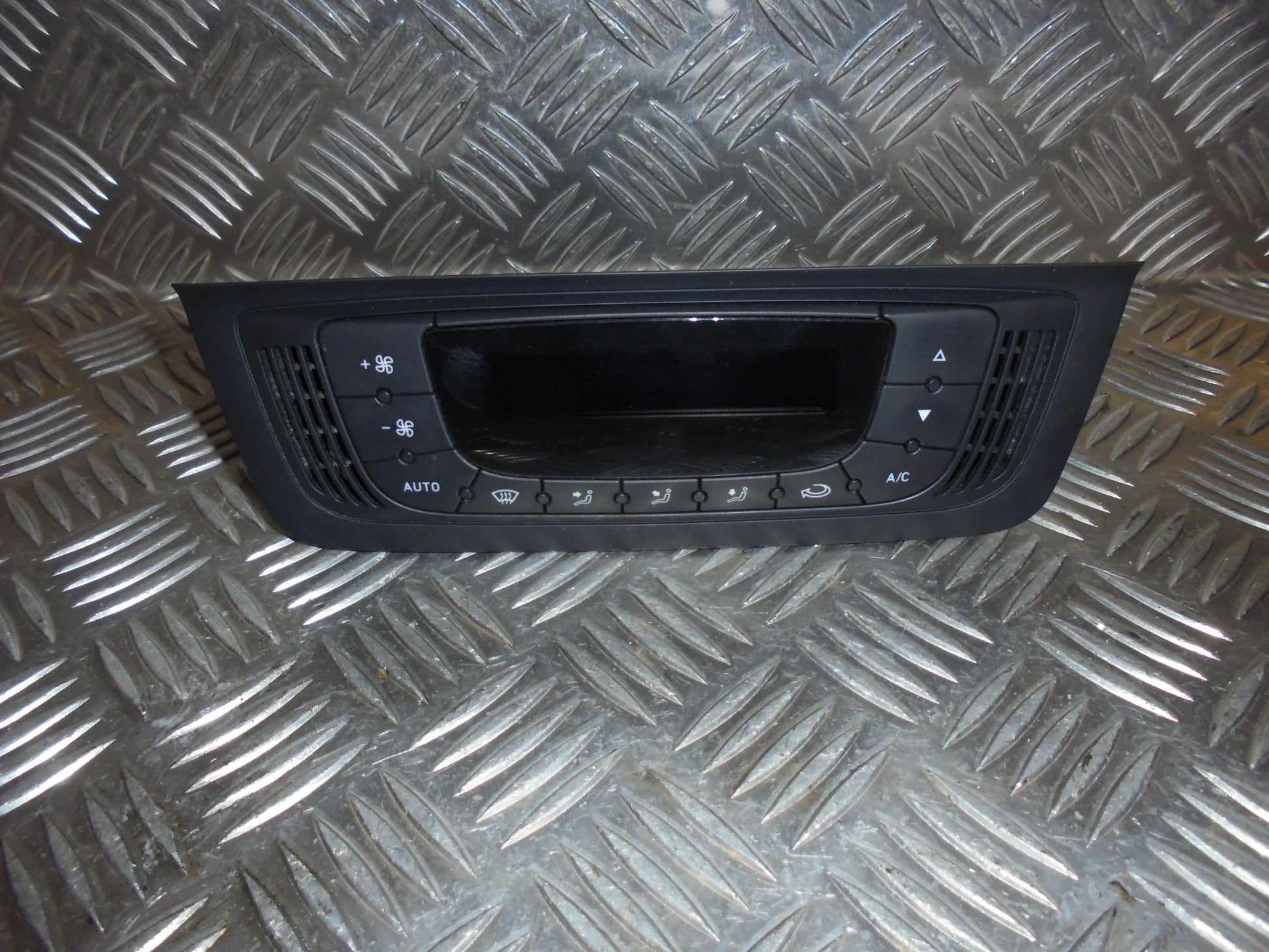 Seat Ibiza 6J Varmeregulering Med OEM Nr. 6J0820043E Fra Seat Ophugger