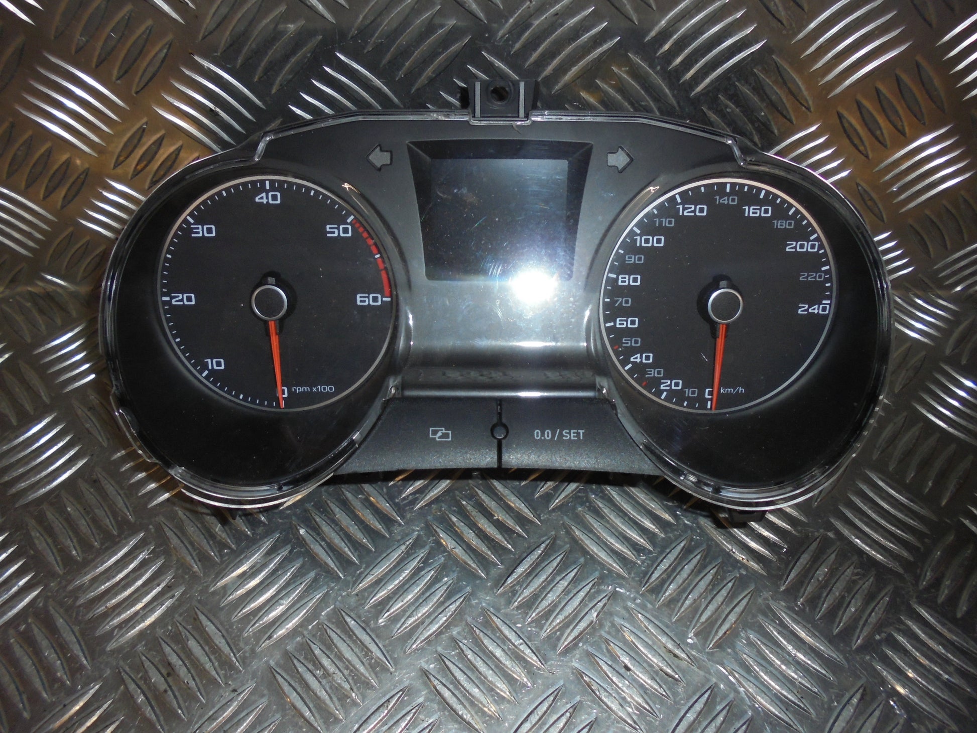 Seat Ibiza 6J Speedometer - Instrument Med OEM Nr. 6J0920805N Fra Seat Ophugger