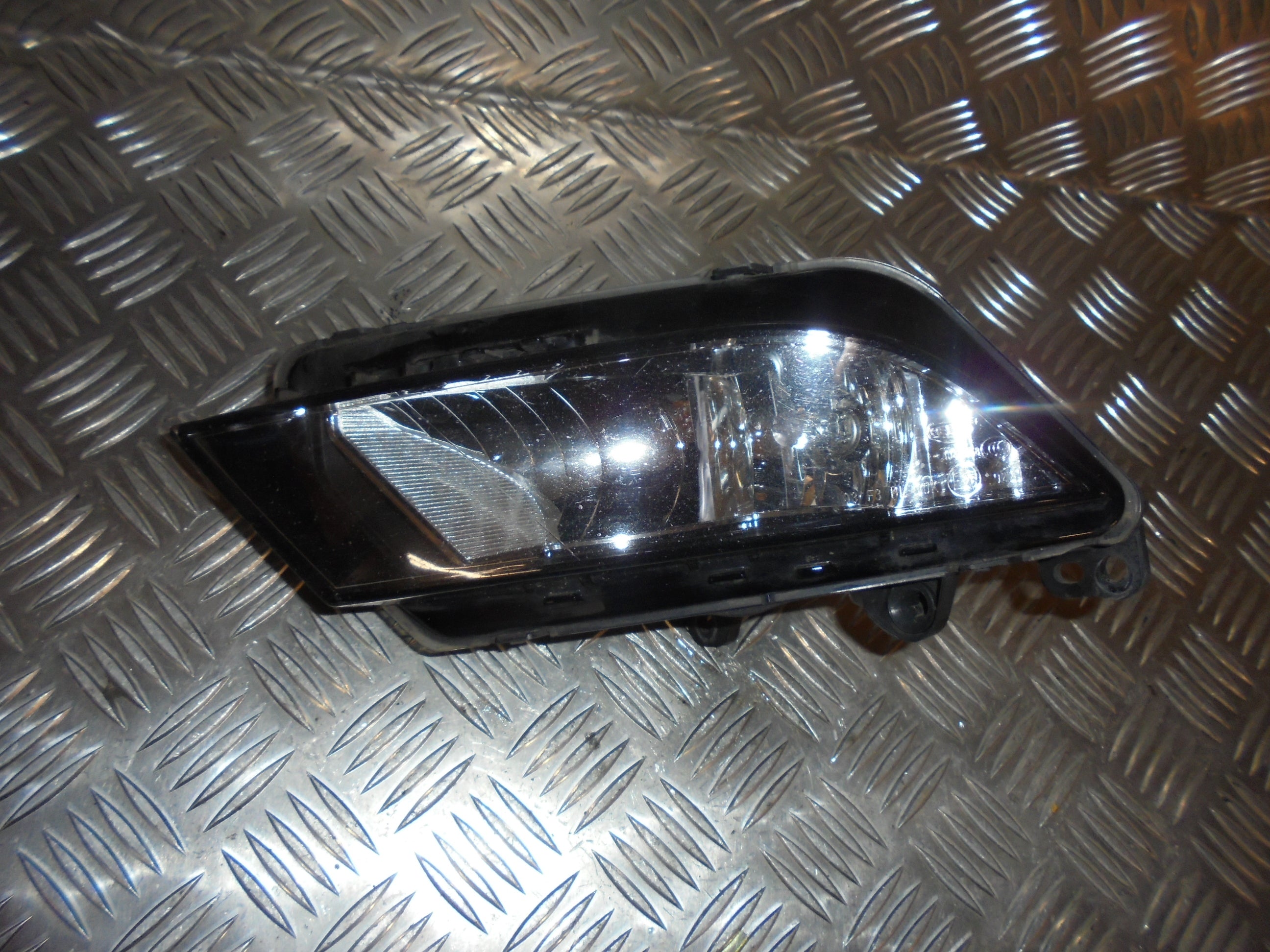 Seat Ibiza Tågelygte For Med OEM Nr. 6J9941701A Fra Seat Ophugger