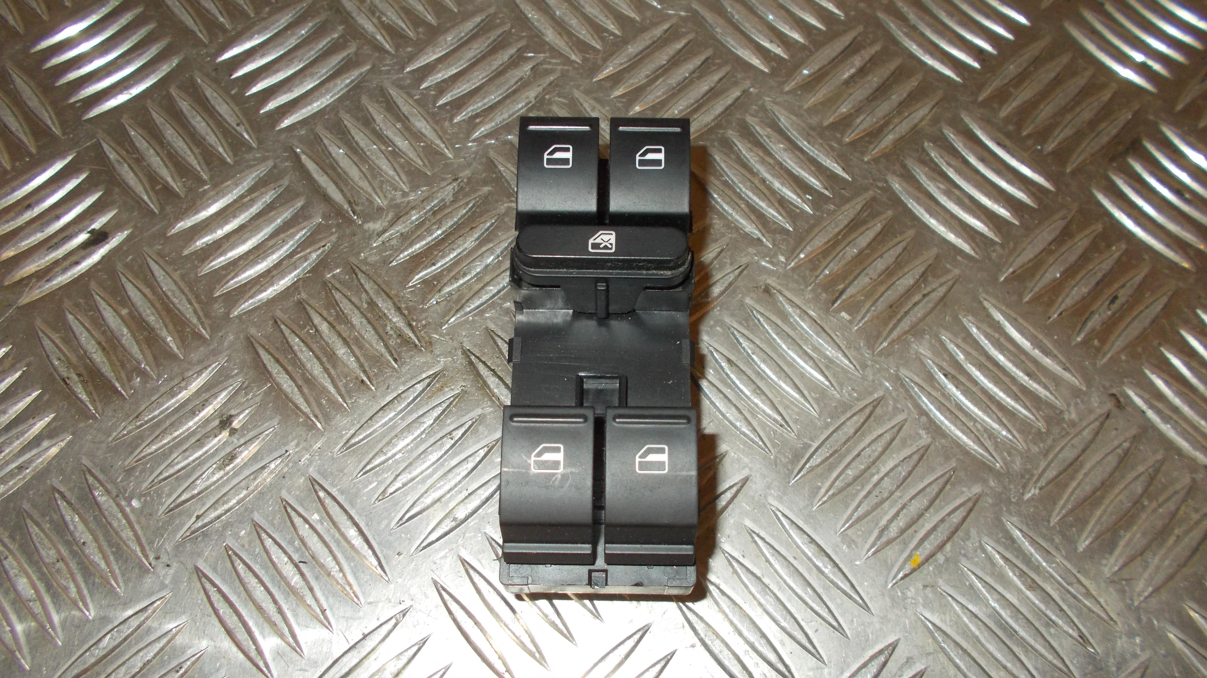 Seat Ibiza Kontakt Rudehejs Med OEM Nr. 1K4959857B Fra Seat Ophugger