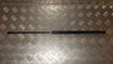 Peugeot 107 Bagklapsdæmper Med OEM Nr. 689500H020 Fra Peugeot Ophugger