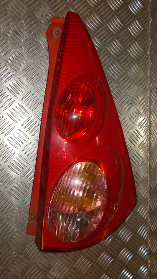 Peugeot 107 Baglygte Med OEM Nr. Ophugger Fra Peugeot Ophugger