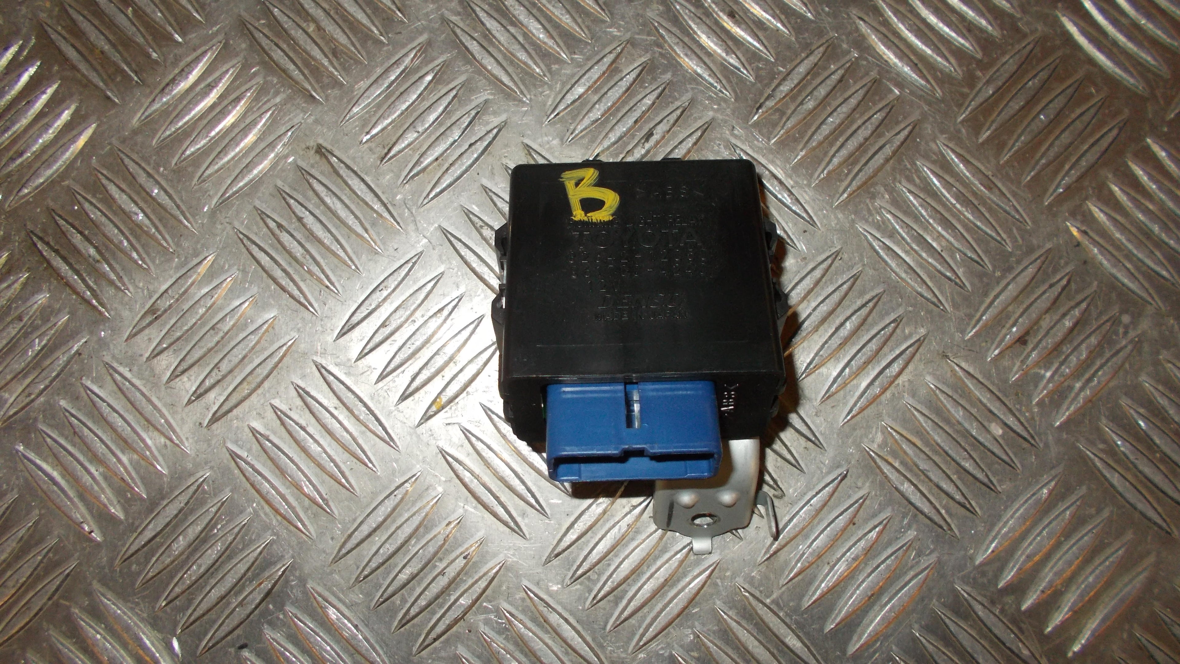 Peugeot 107 Relæ Kørelys Med OEM Nr. 8264212050 Fra Peugeot Ophugger