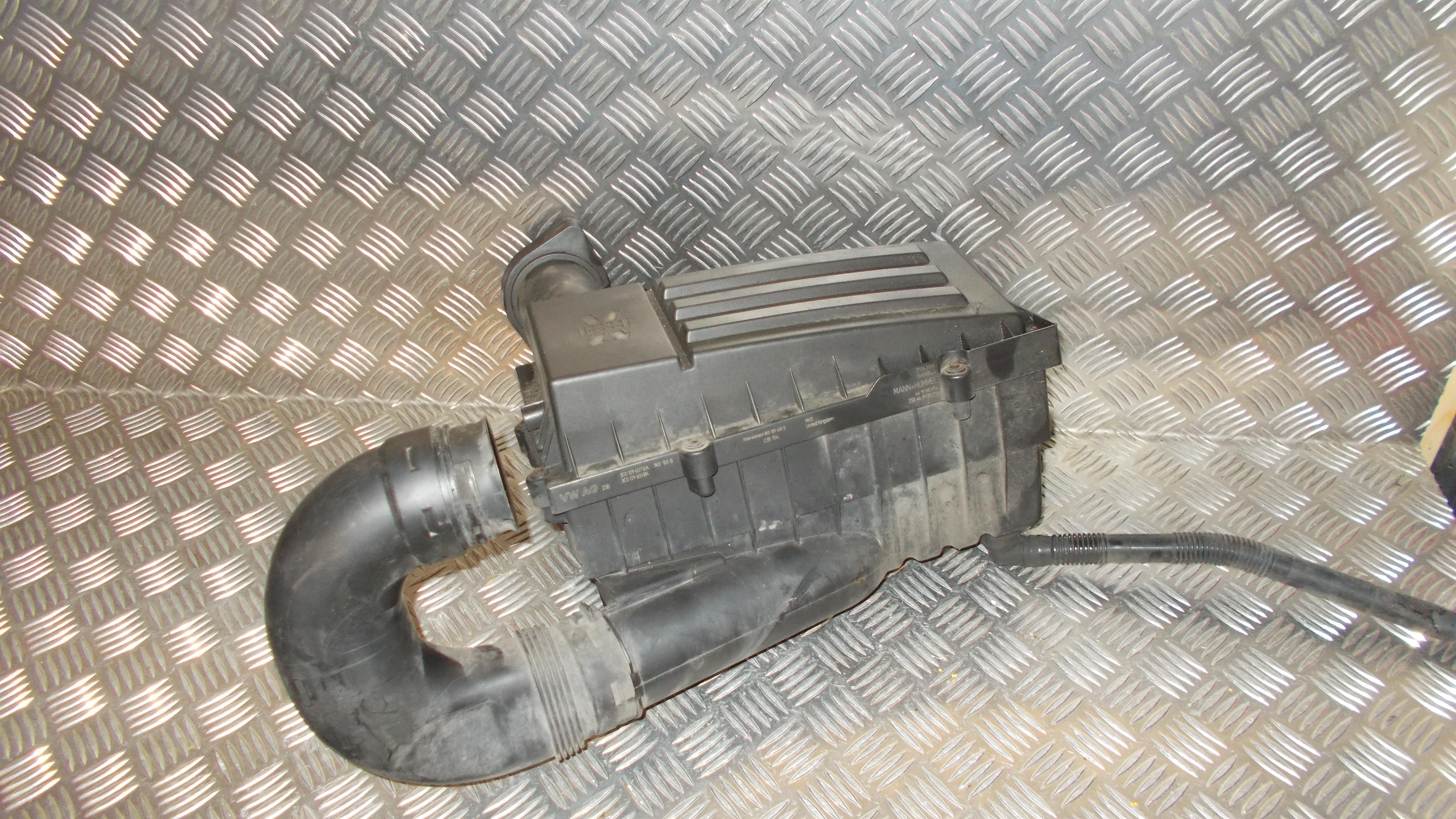VW Golf 5 1K Luftfilterkasse  Med OEM Nr. 3C0129607BD Fra VW Ophugger