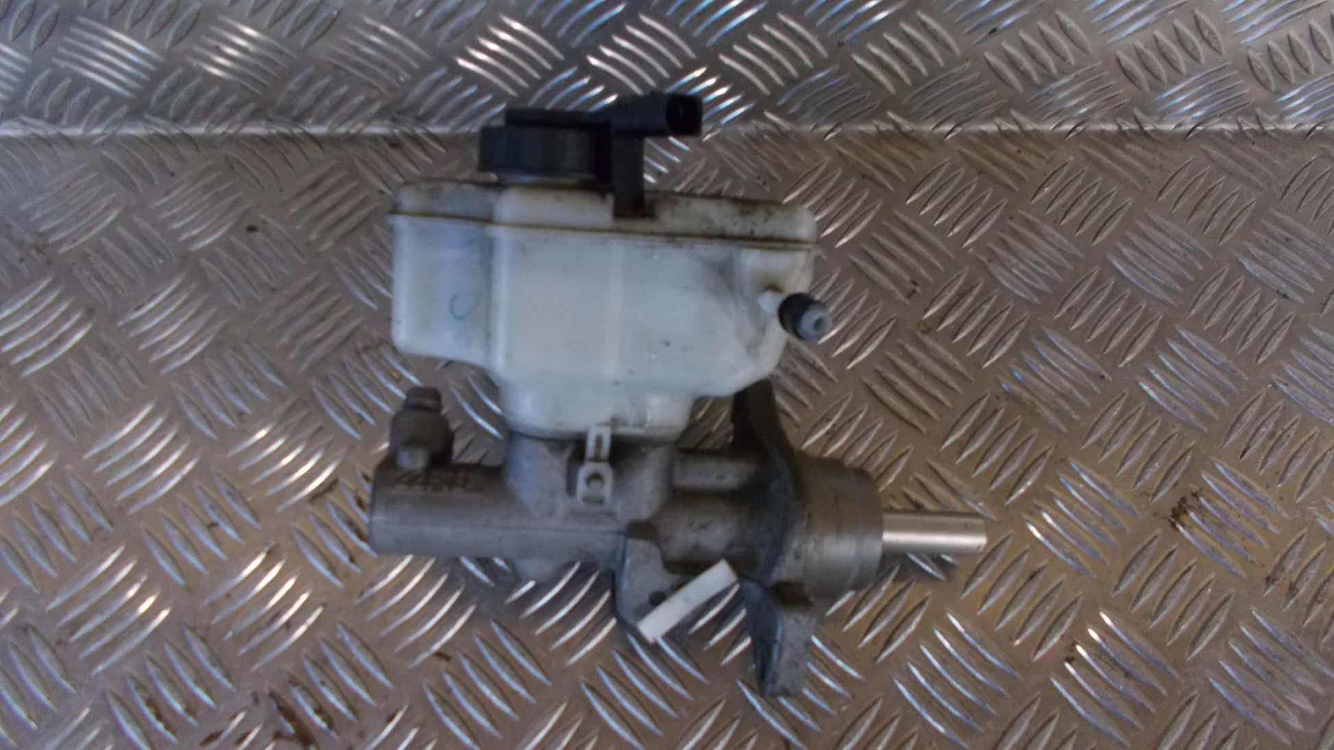 VW Golf 5 1K Bremsehovedcylinder Med OEM Nr. 1K1614019G Fra VW Ophugger