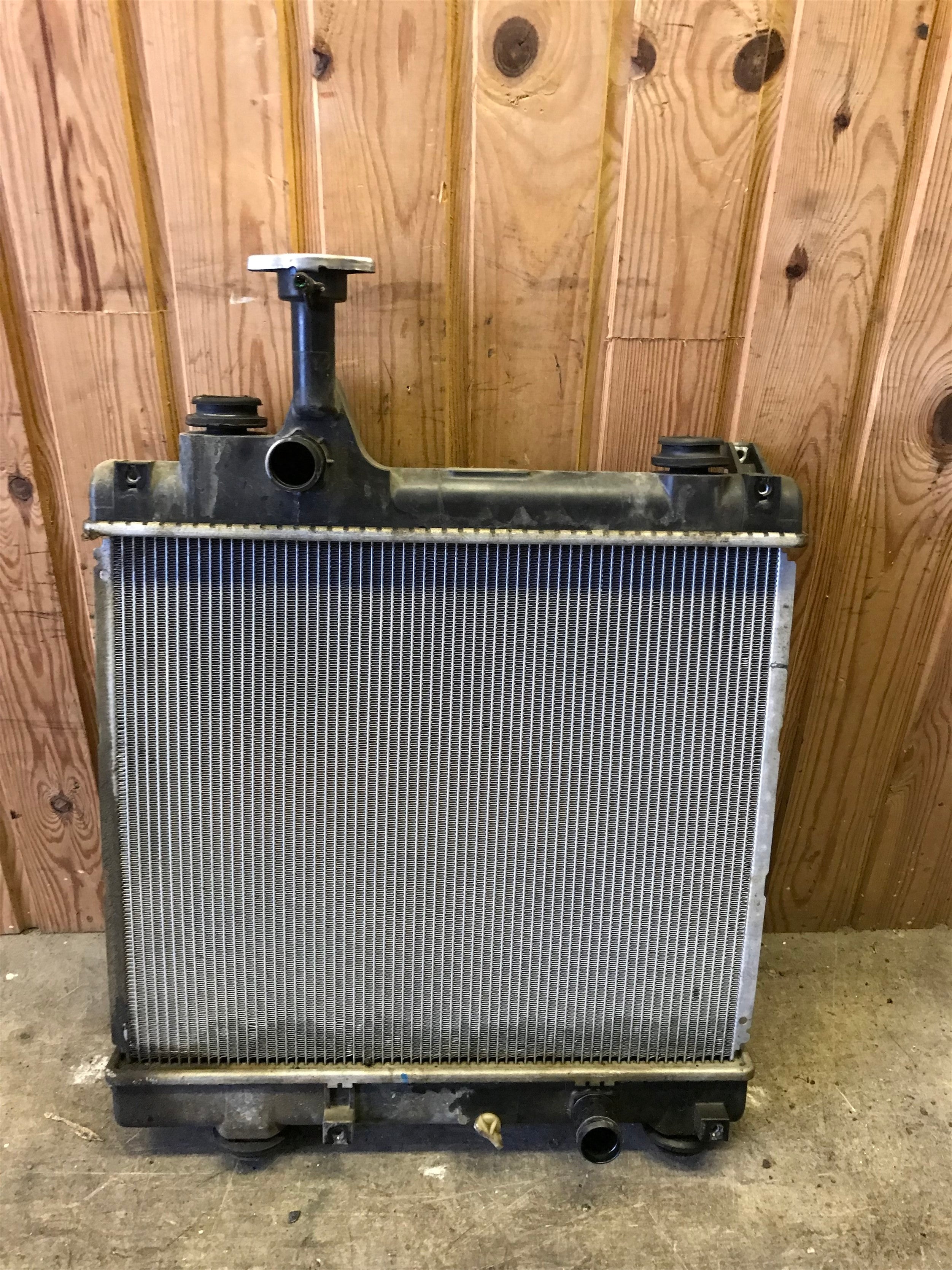 Suzuki Alto Køler Med OEM Nr. 214004A00D Fra Suzuki Ophugger
