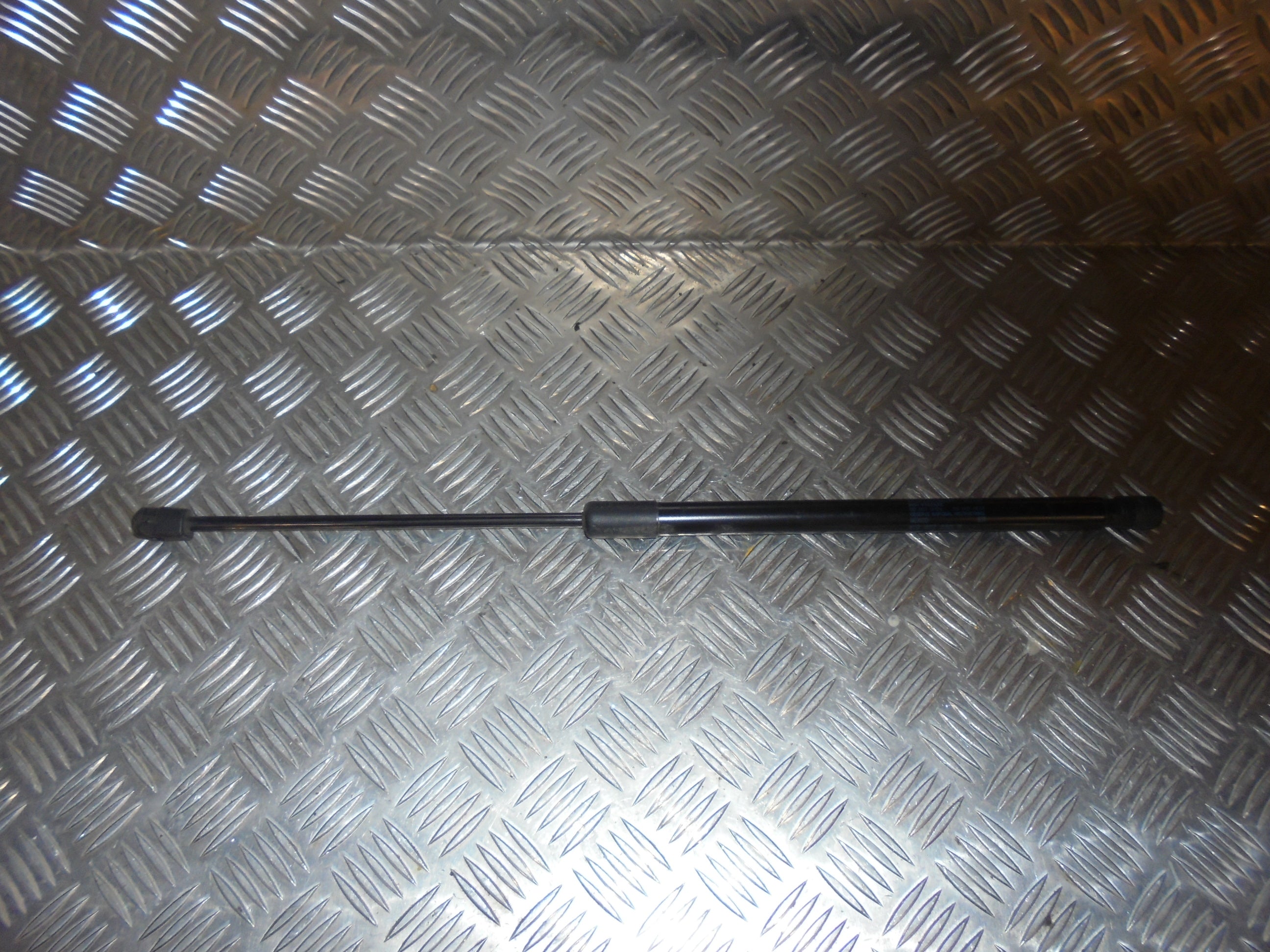 VW Golf 5 1K Bagklapsdæmper Med OEM Nr. 1K9827550B Fra VW Ophugger