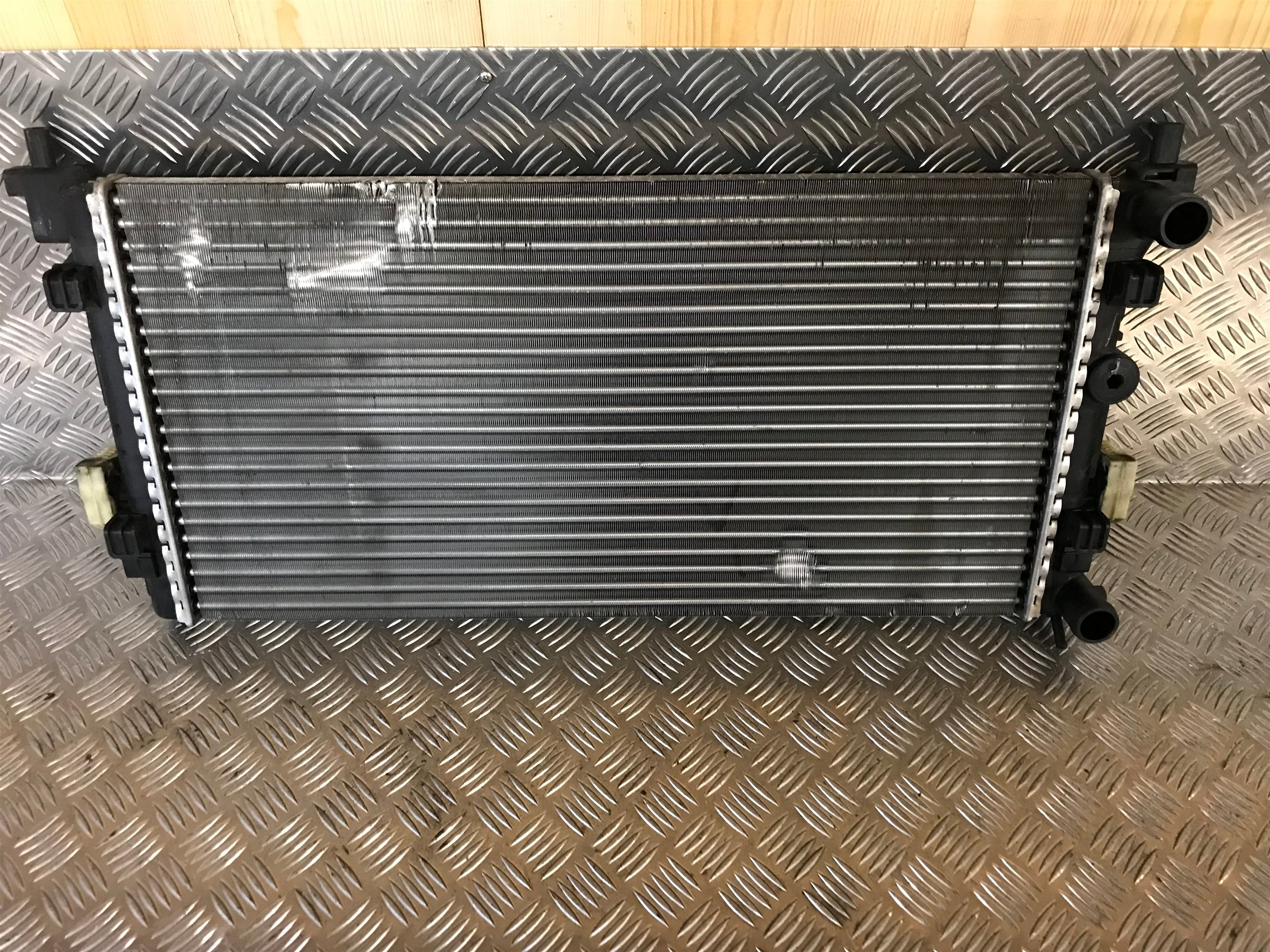 VW Golf 5 1K Køler Med OEM Nr. 1K0121251EJ Fra VW Ophugger