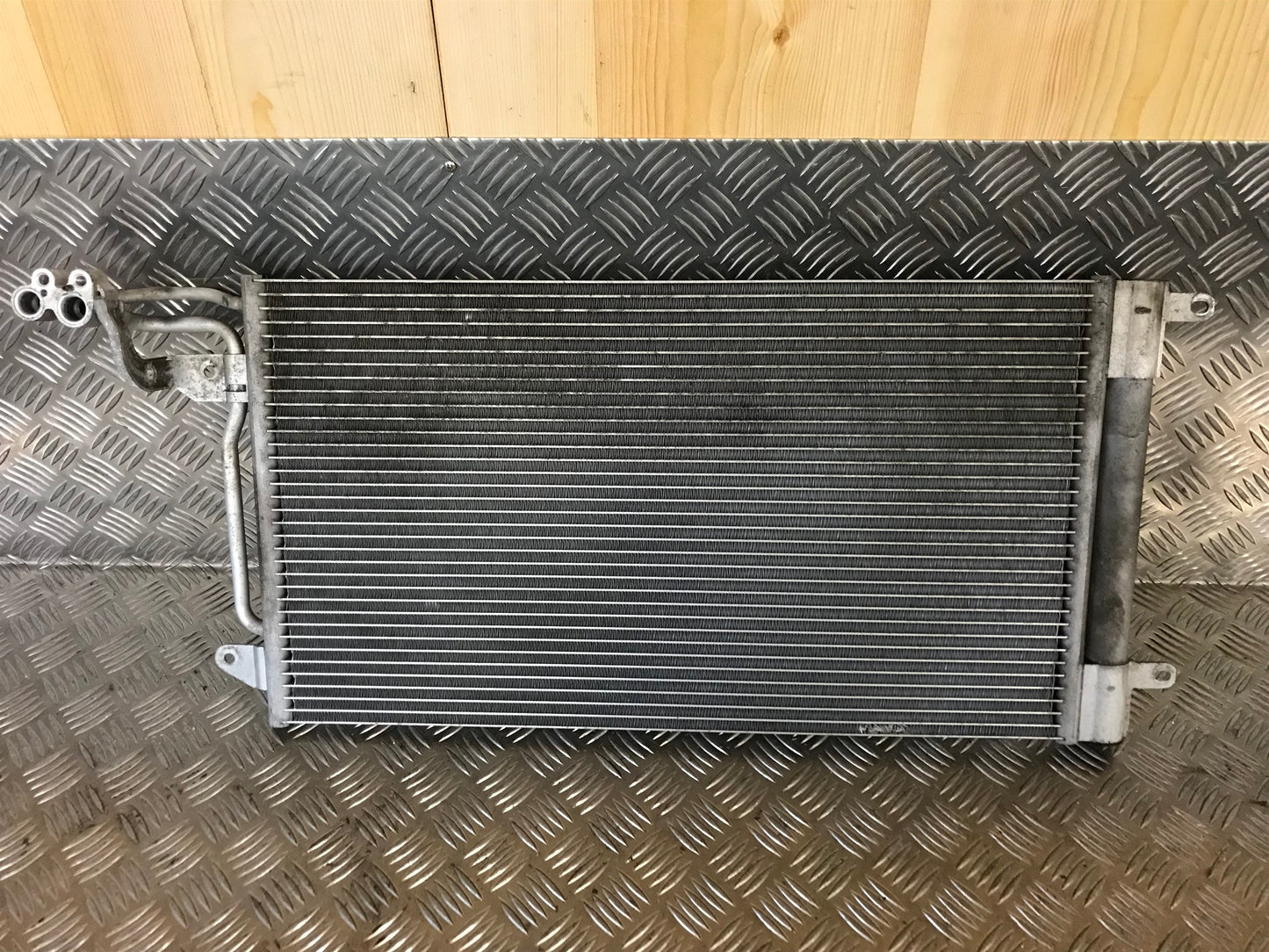 VW Golf 5 1K Køler Aircond Med OEM Nr. 6R0820411D Fra VW Ophugger