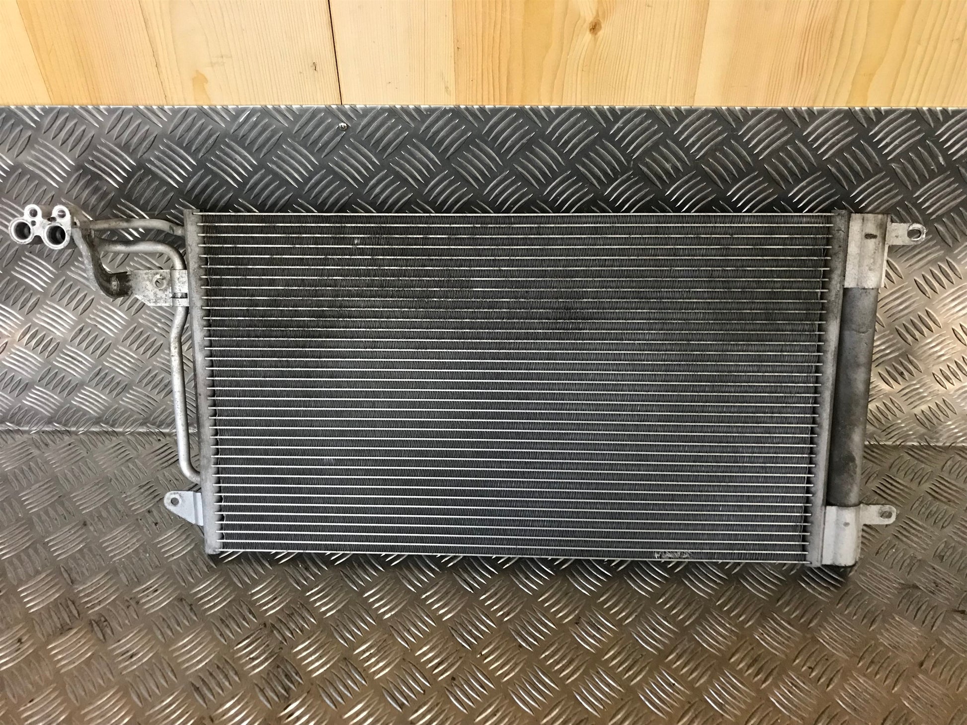 VW Golf 5 1K Køler Aircond Med OEM Nr. 6R0820411D Fra VW Ophugger