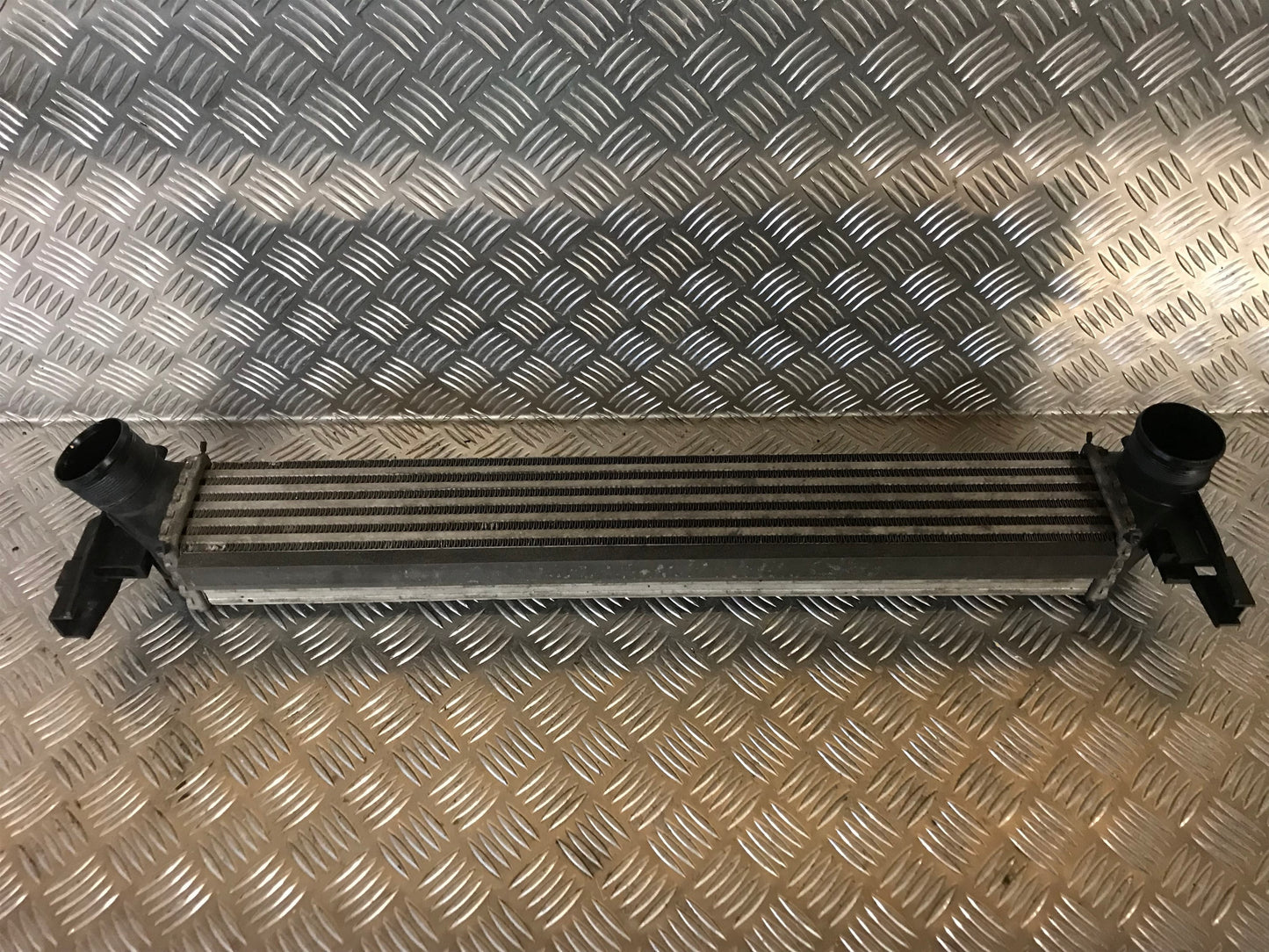 VW Golf 5 1K Køler Intercooler Med OEM Nr. 1K0145803Q Fra VW Ophugger