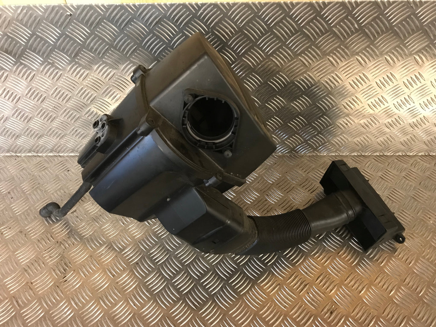 VW Golf 5 1K Luftfilterkasse  Med OEM Nr. 6R0129601G Fra VW Ophugger