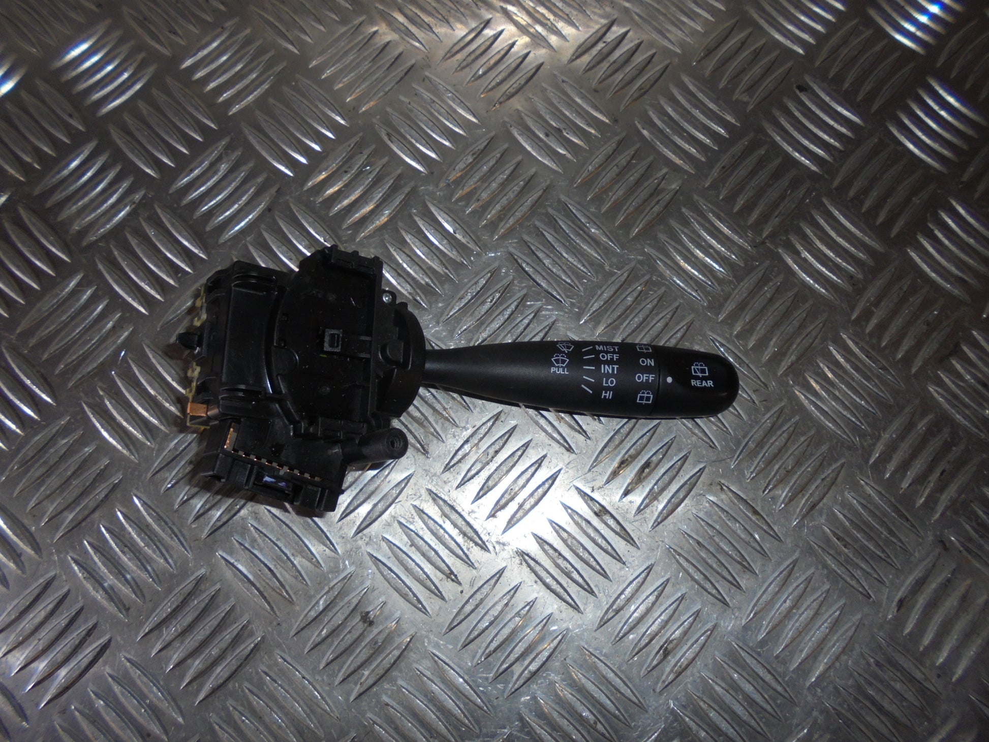 Suzuki Alto Kontakt Visker Med OEM Nr. 37310M75J30 Fra Suzuki Ophugger