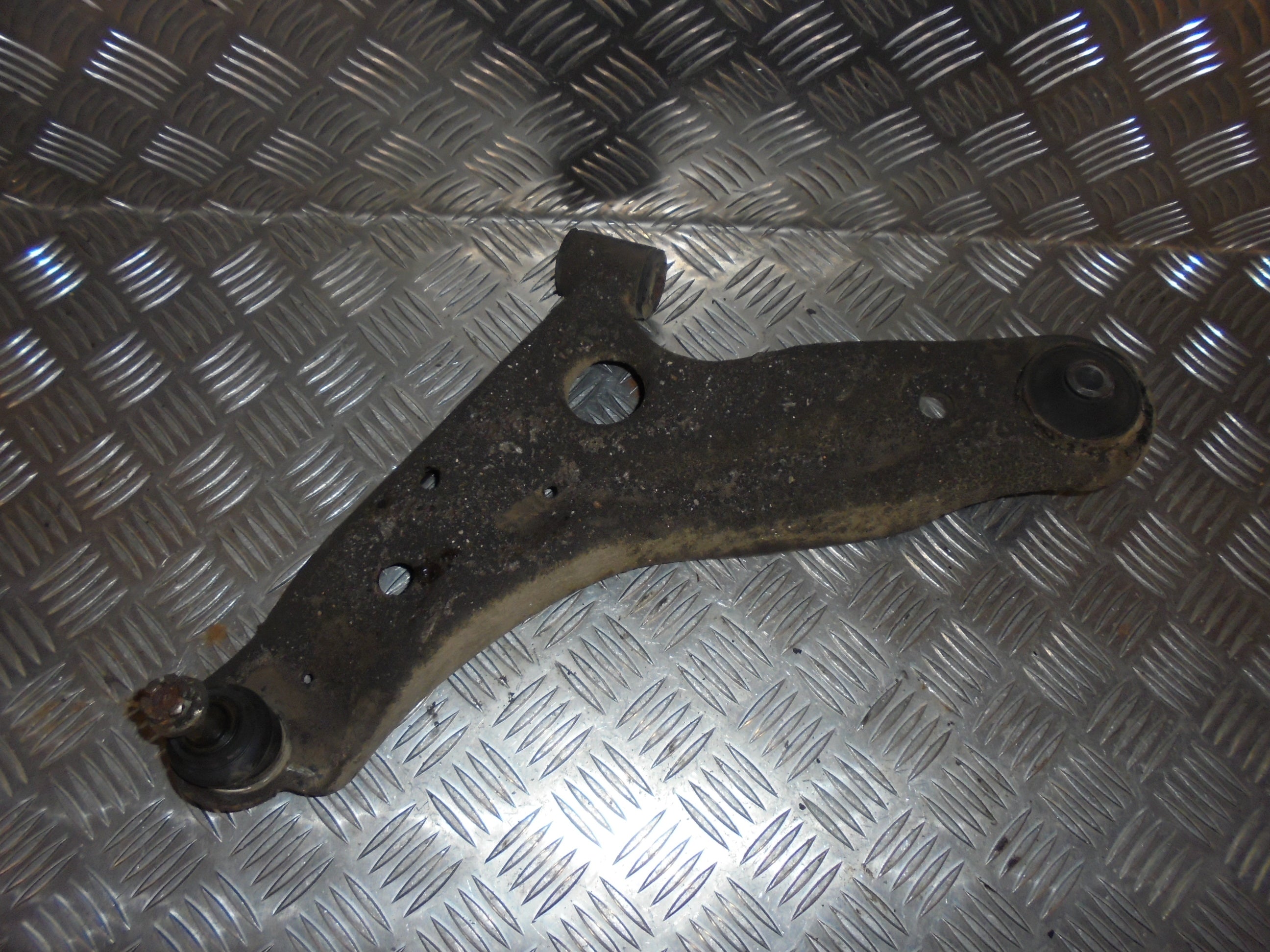 Suzuki Alto Bærearm F.N. V Med OEM Nr. 45202M68K00 Fra Suzuki Ophugger