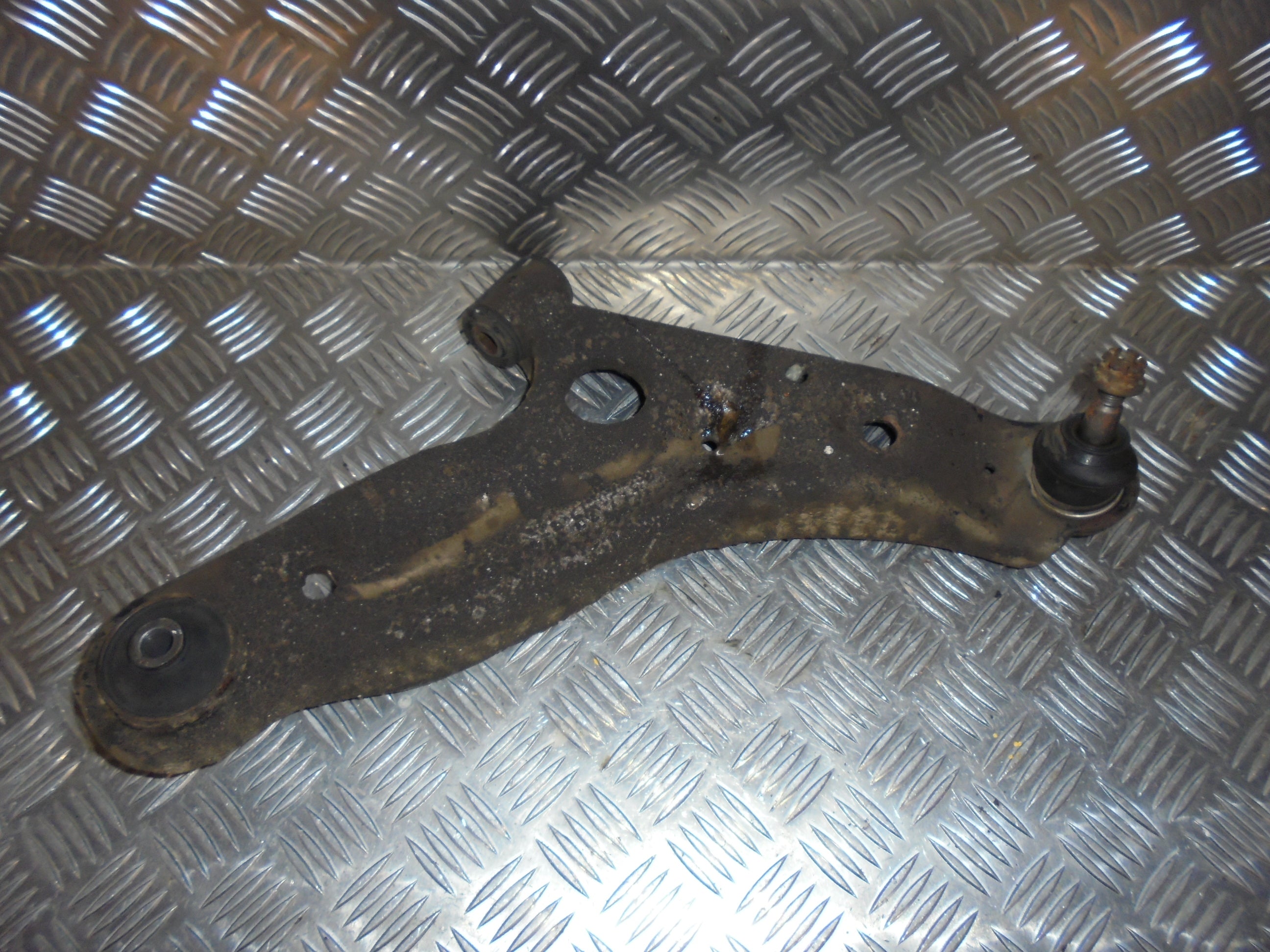 Suzuki Alto Bærearm F.N. H Med OEM Nr. 45201M68K00 Fra Suzuki Ophugger