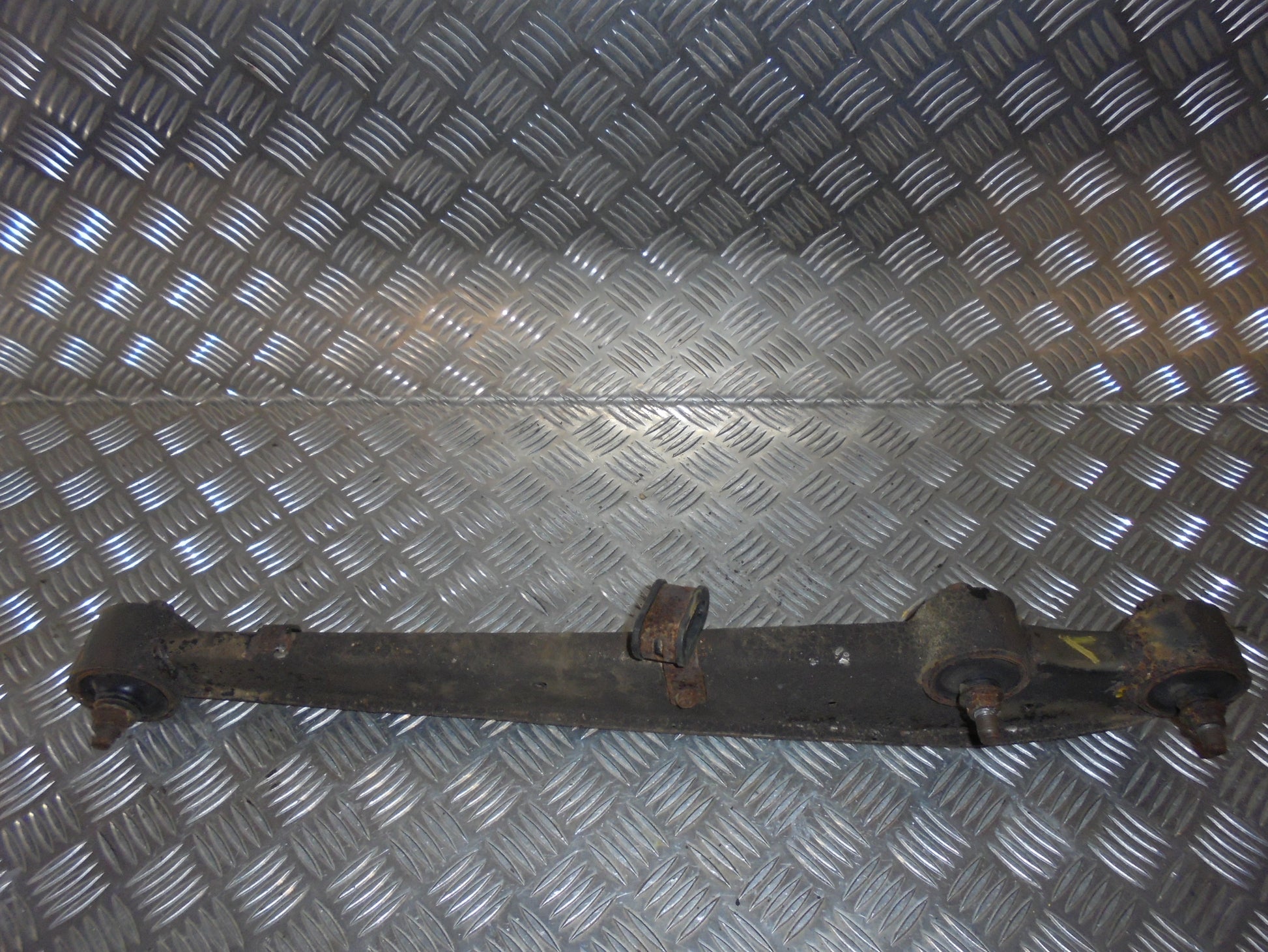 Suzuki Alto Bærearm Bag V Med OEM Nr. 46202M68K01 Fra Suzuki Ophugger