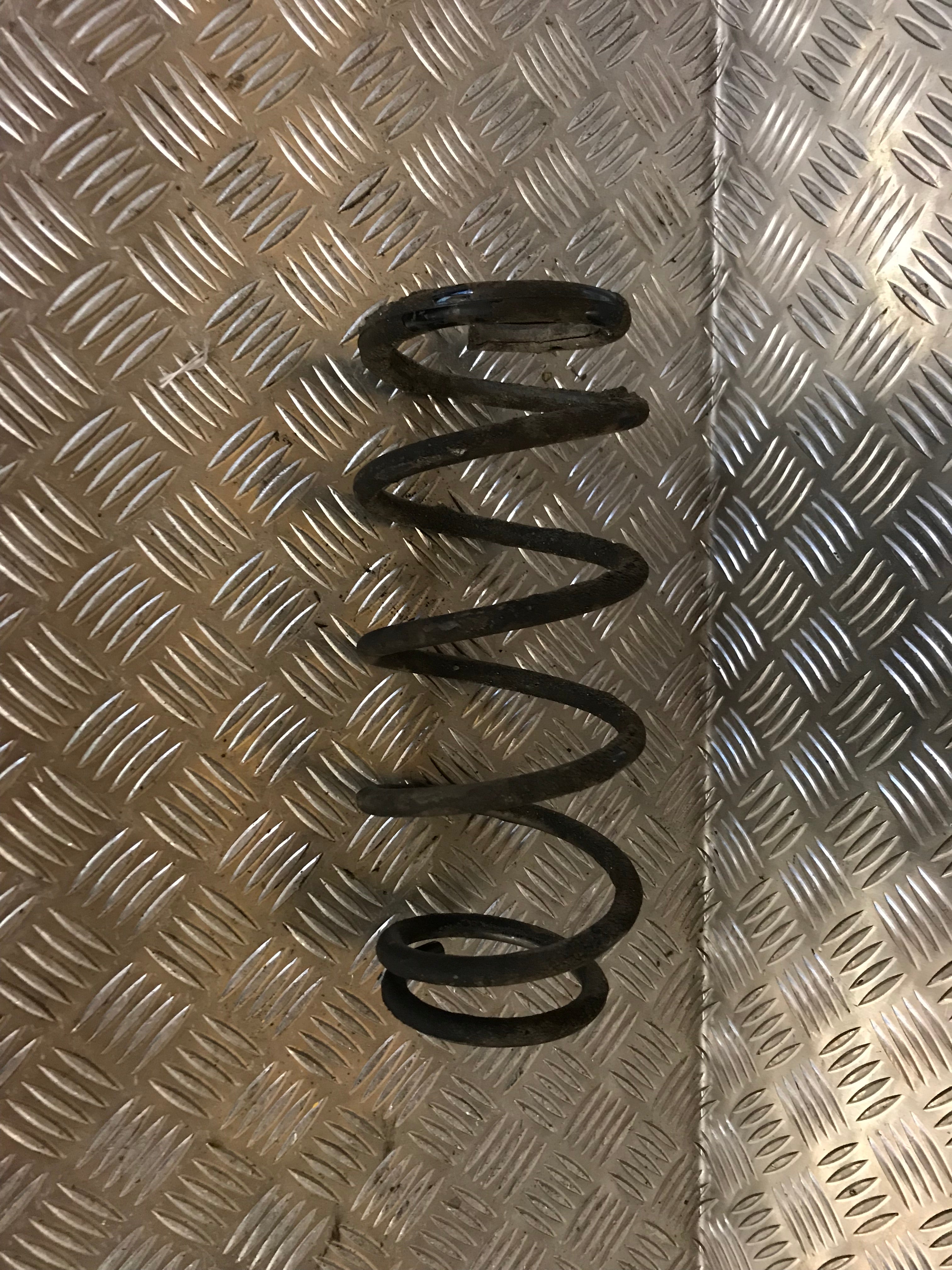 Suzuki Alto Bagfjeder Spiral Med OEM Nr. 41311M68K00 Fra Suzuki Ophugger
