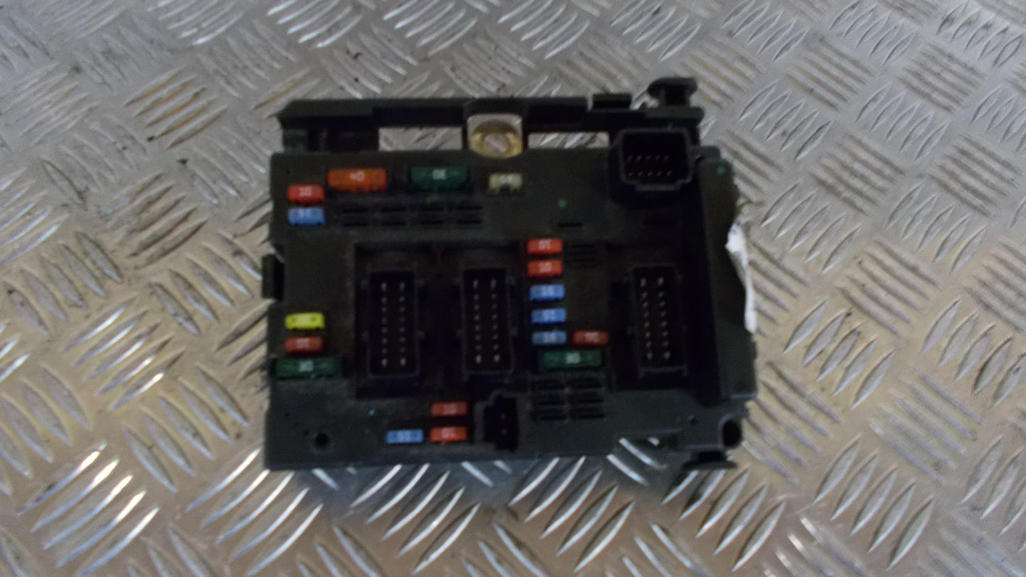 Peugeot 307 Sikringsboks Med OEM Nr. 9650663880 Fra Peugeot Ophugger