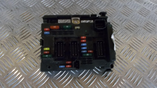 Peugeot 307 Sikringsboks Med OEM Nr. 9650663880 Fra Peugeot Ophugger
