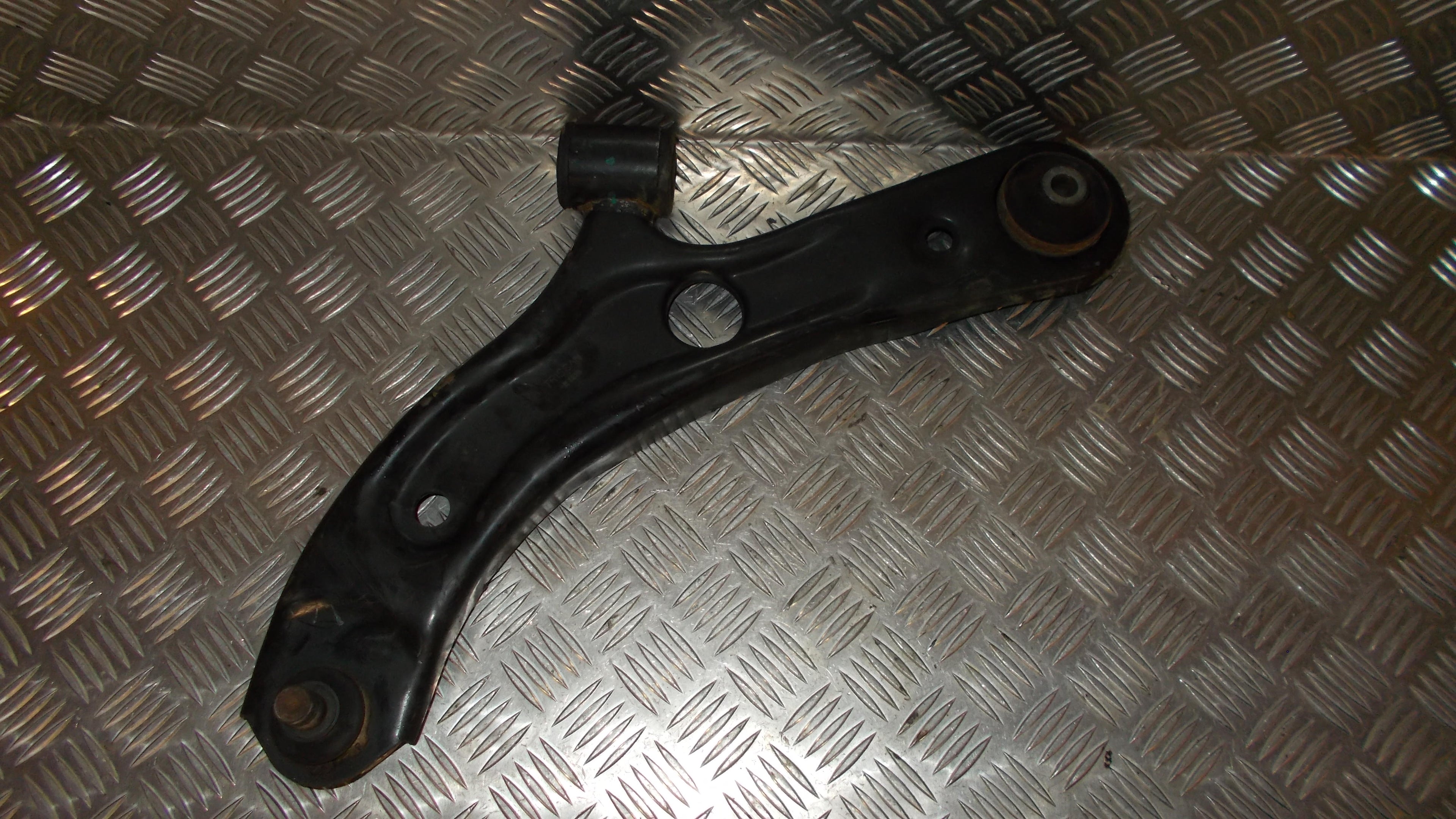 Suzuki Swift Bærearm F.N. V Med OEM Nr. Ophugger Fra Suzuki Ophugger