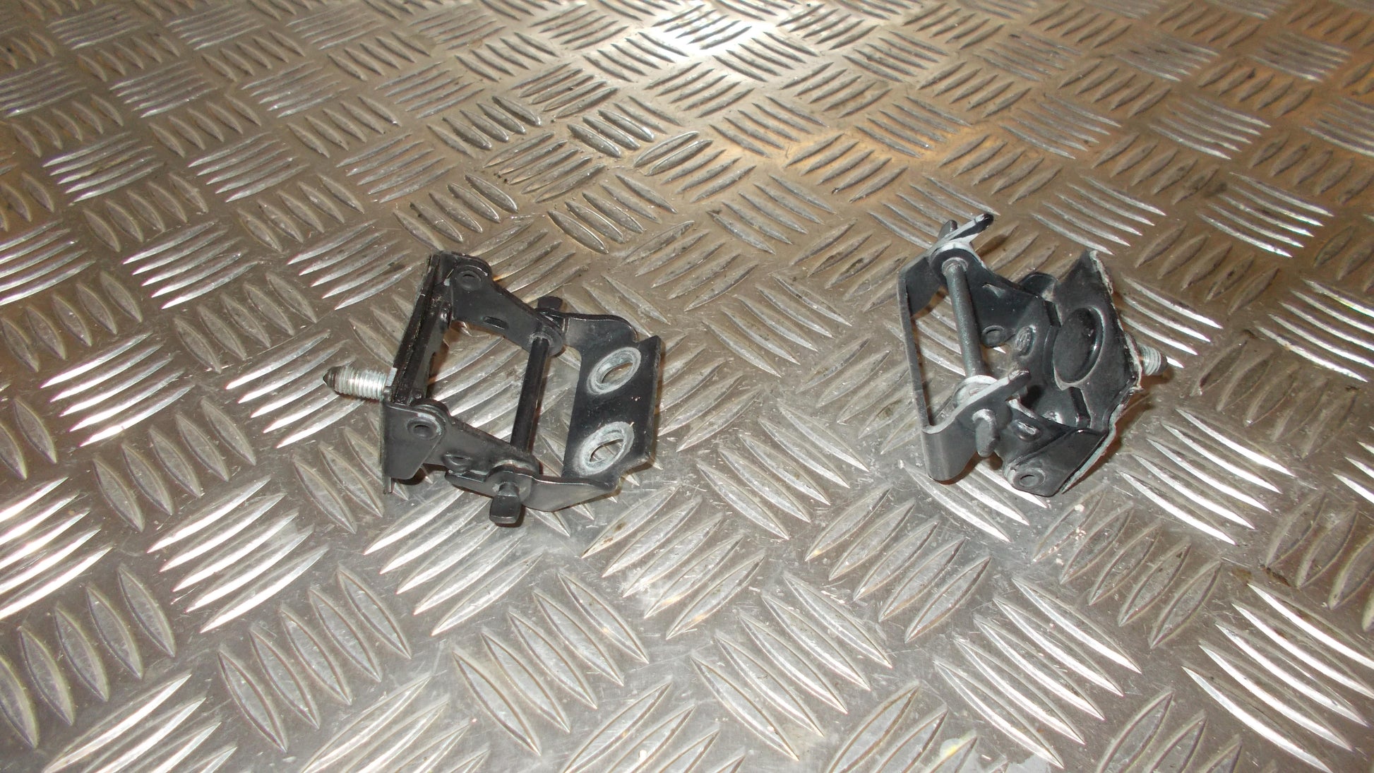 Ford Fusion 1 Bagklapshængsel Med OEM Nr. Ophugger Fra Ford Ophugger