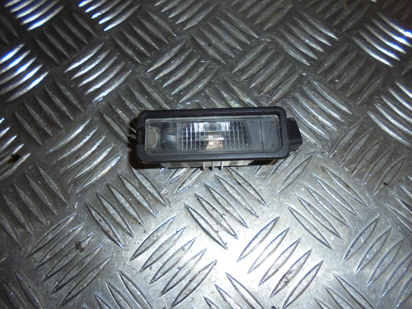 VW Polo 6R Nummerpladelygte Med OEM Nr. 1K6943021 Fra VW Ophugger