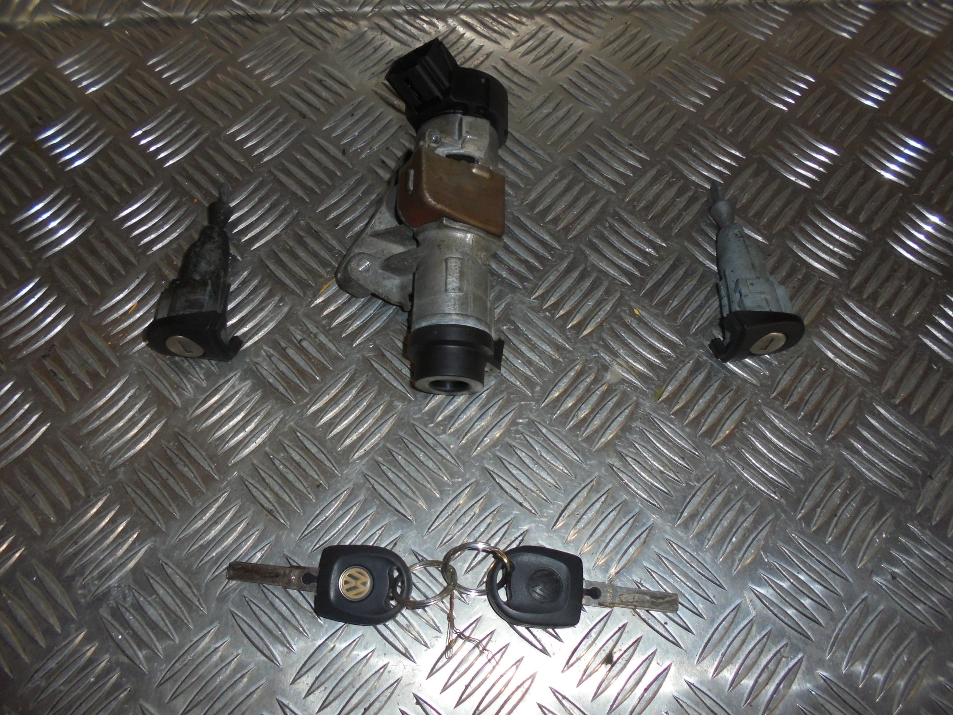 VW Polo 6R Låsesæt  Med OEM Nr. 6R0905851B Fra VW Ophugger