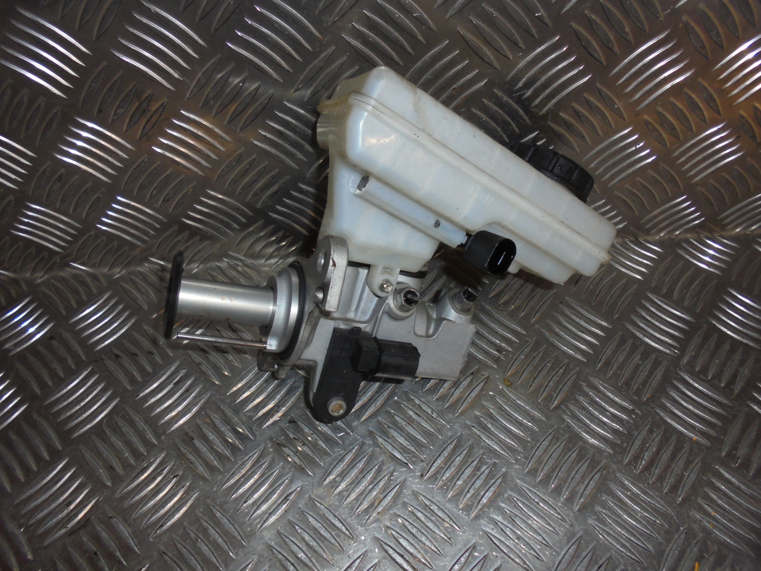 Skoda Citigo Bremsehovedcylinder Med OEM Nr. 1S1611019 Fra Skoda Ophugger