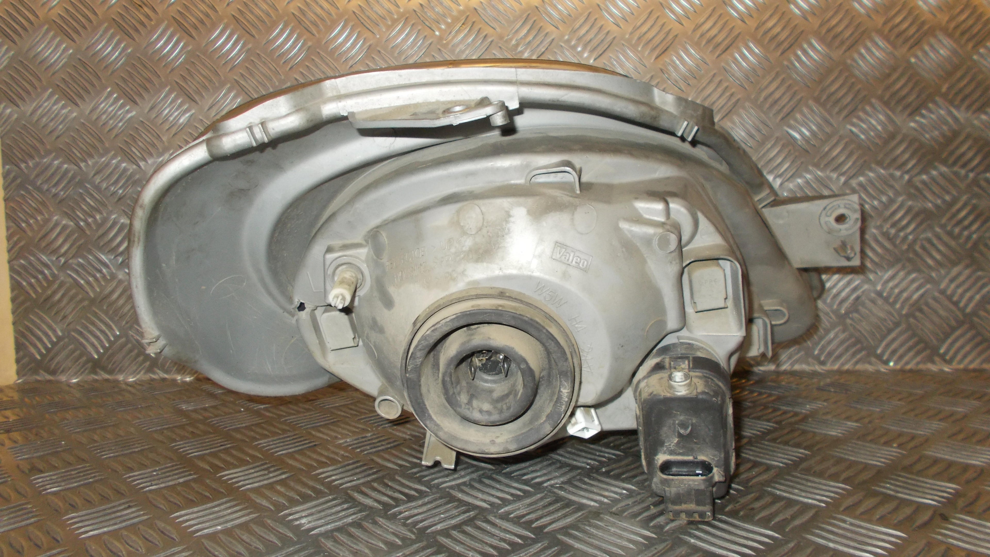 Opel Vivaro 1 Forlygte Med OEM Nr. 7700311371VALEO Fra Opel Ophugger