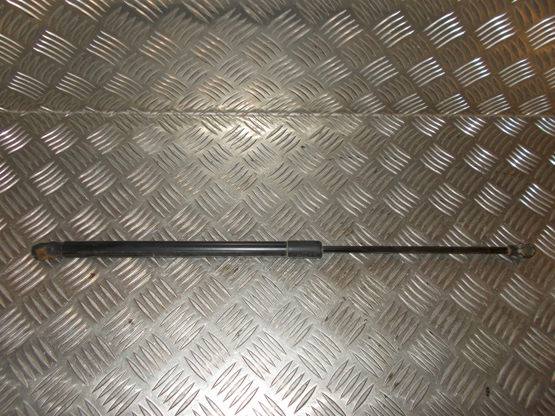 VW Golf 5 1K Bagklapsdæmper Med OEM Nr. 1K9827550A Fra VW Ophugger