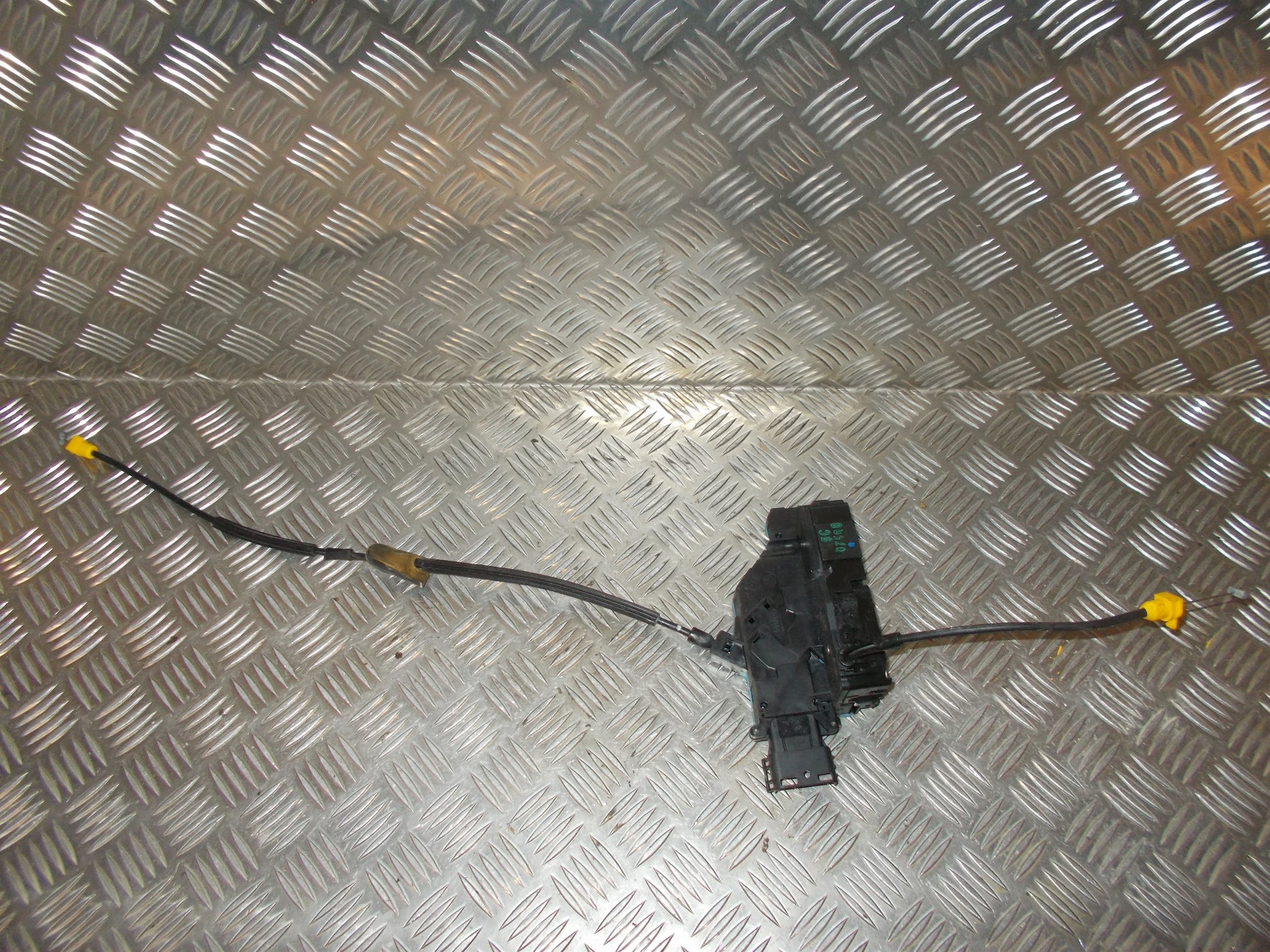 Peugeot 207 Dørlås Med OEM Nr. 9137F9 Fra Peugeot Ophugger