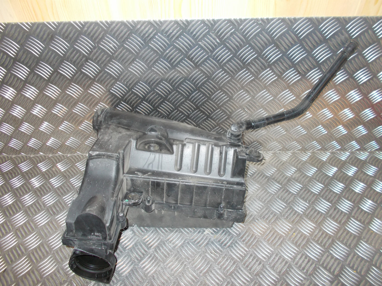 VW Passat 3C Luftfilterkasse  Med OEM Nr. 3C0129607AF Fra VW Ophugger