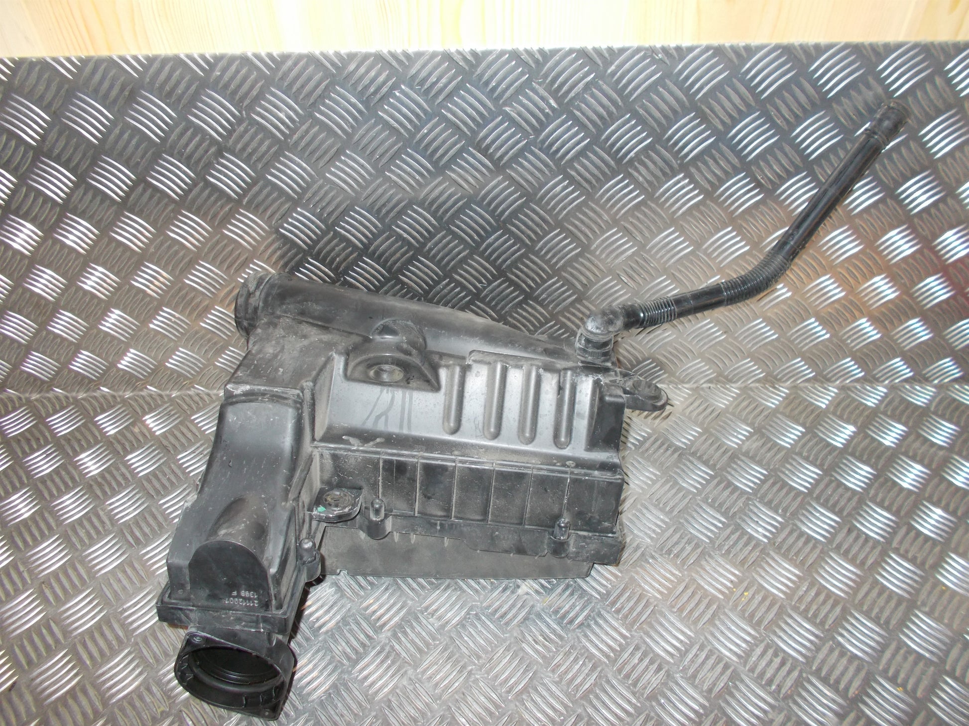 VW Passat 3C Luftfilterkasse  Med OEM Nr. 3C0129607AF Fra VW Ophugger