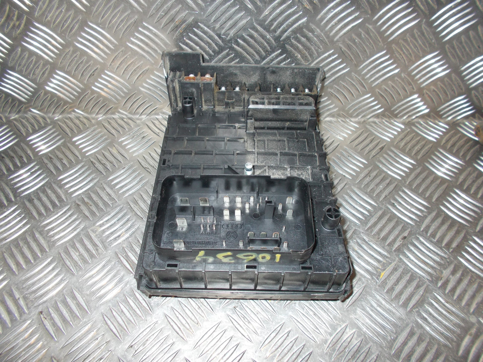 VW Passat 3C Sikringsboks Med OEM Nr. 3C0937125 Fra VW Ophugger