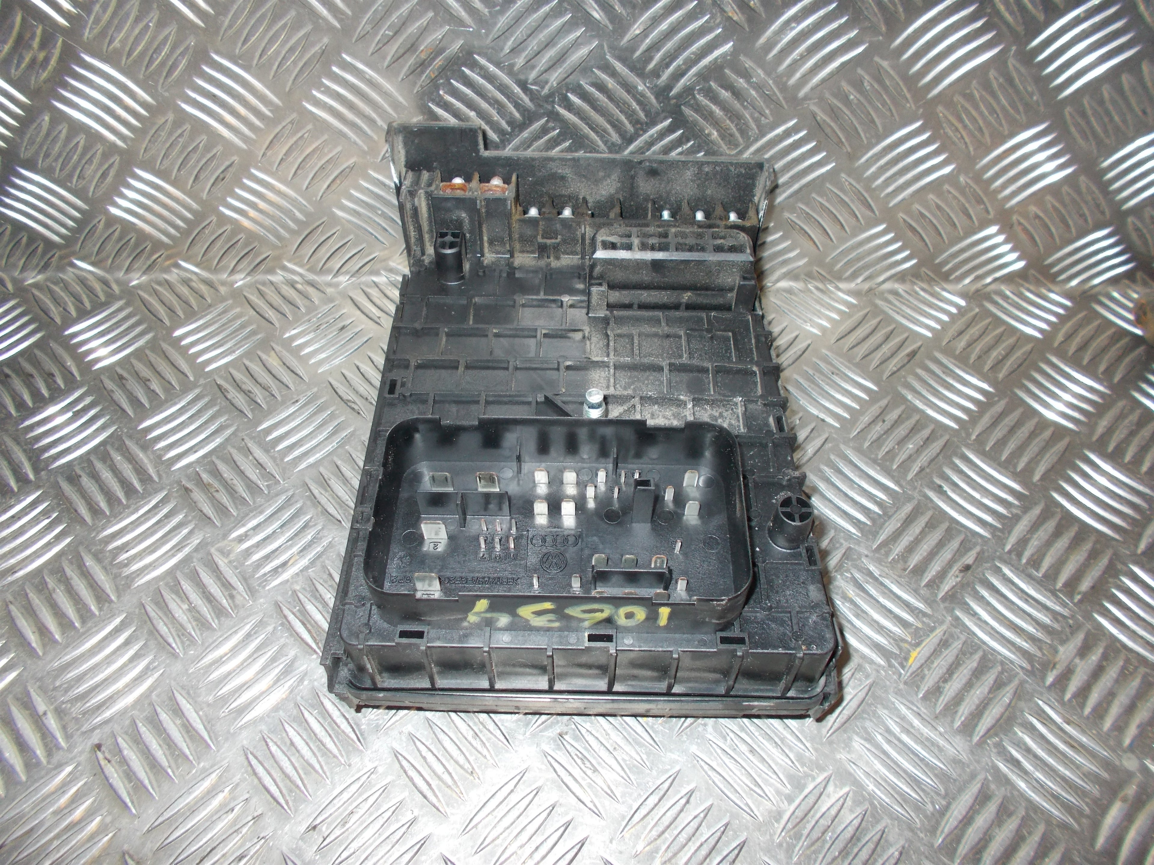 VW Passat 3C Sikringsboks Med OEM Nr. 3C0937125 Fra VW Ophugger