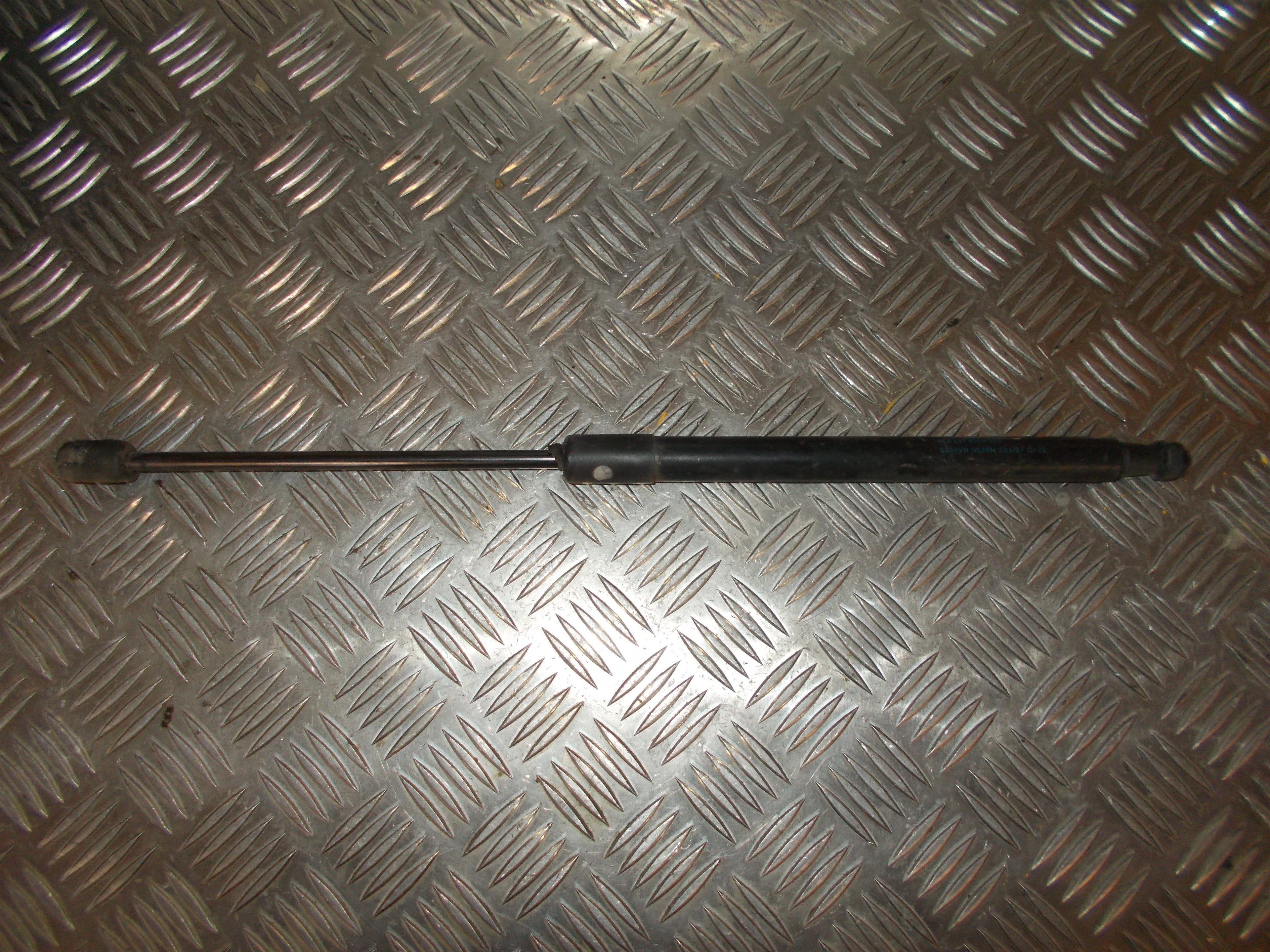 VW Passat 3C Bagklapsdæmper Med OEM Nr. 3C9827550A Fra VW Ophugger