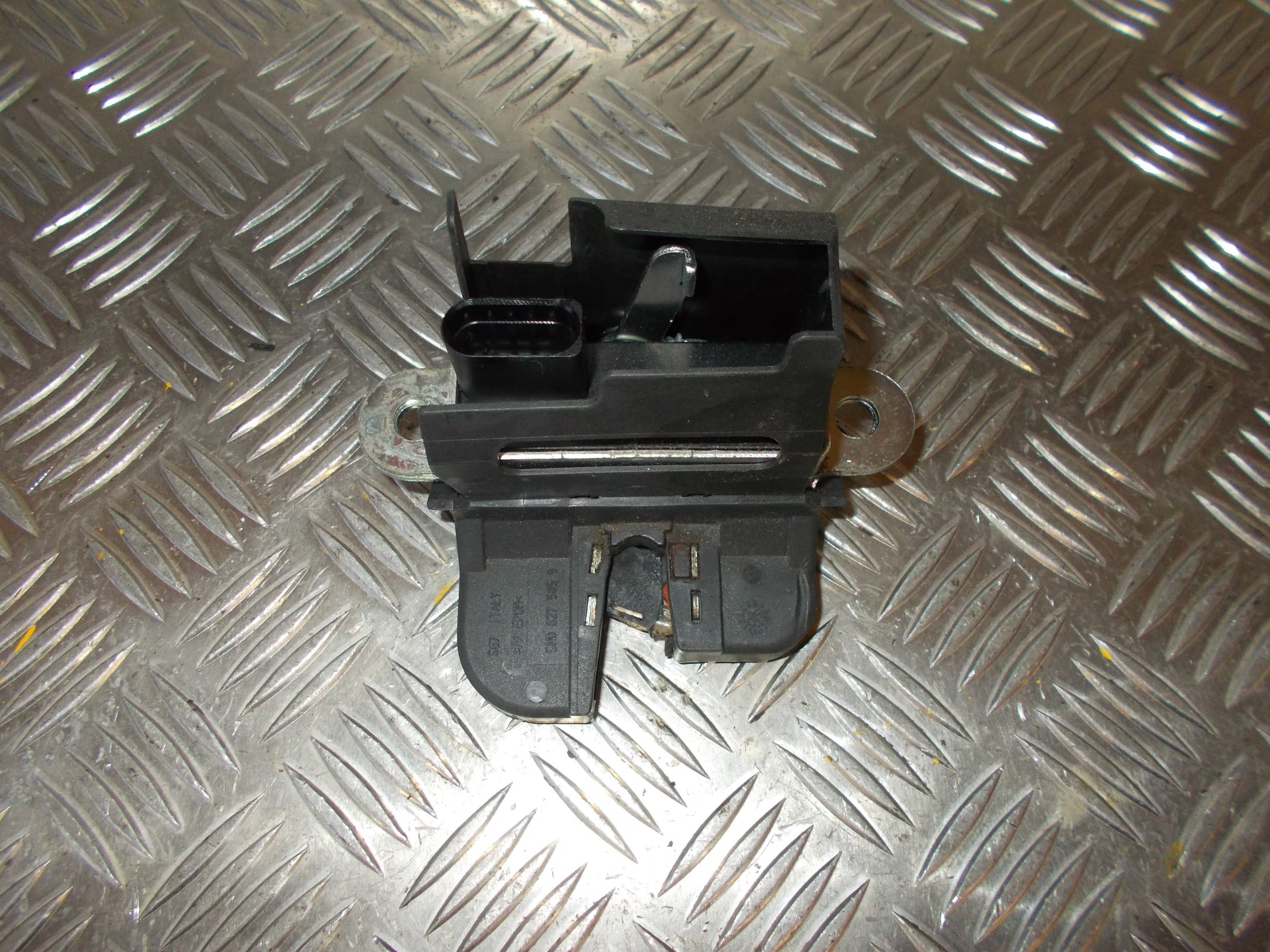 VW Golf 5 1K Dørlås Med OEM Nr. 5M0827505B Fra VW Ophugger