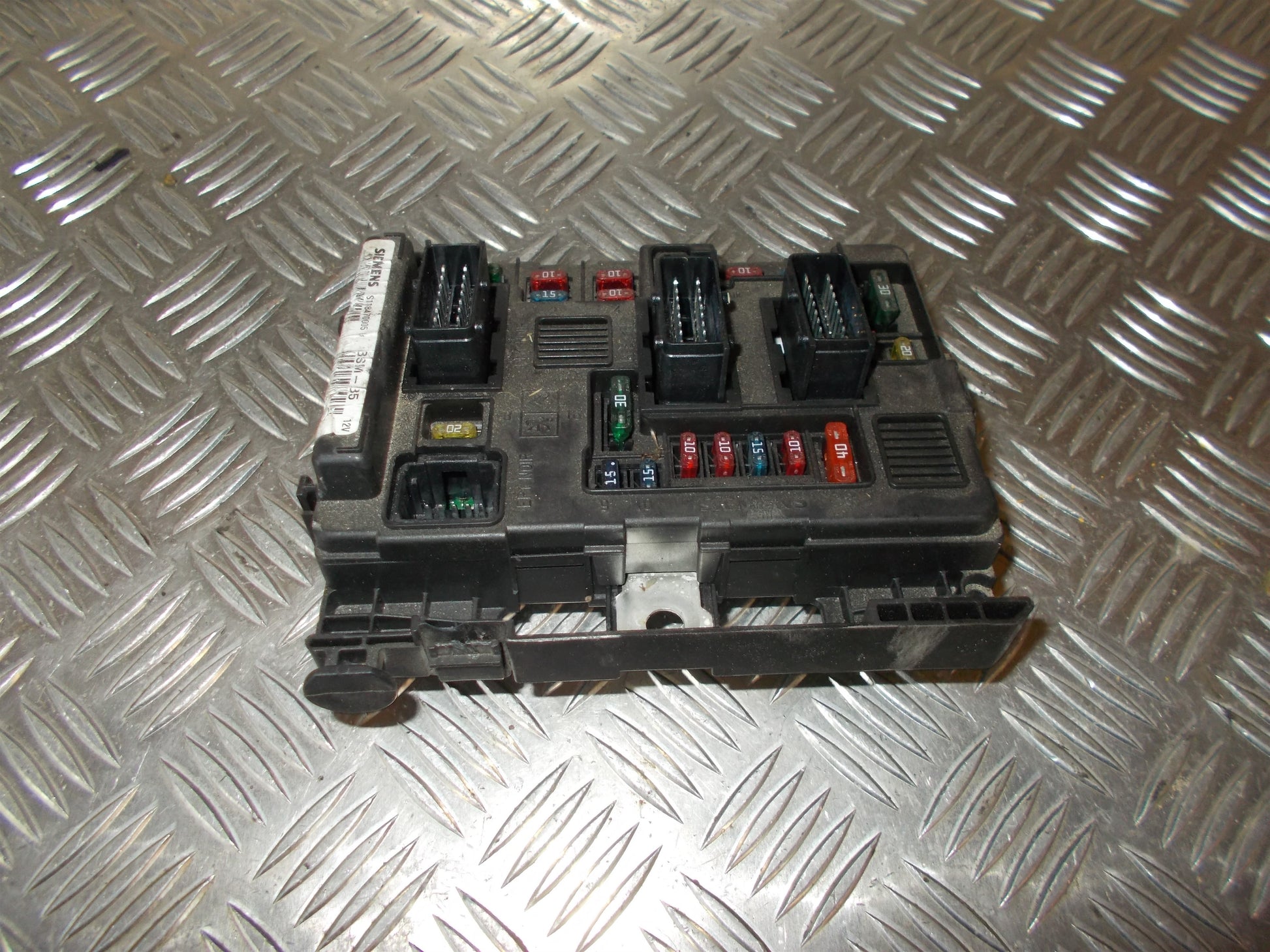 Citroen C5 Sikringsboks Med OEM Nr. 9643498680 Fra Citroen Ophugger