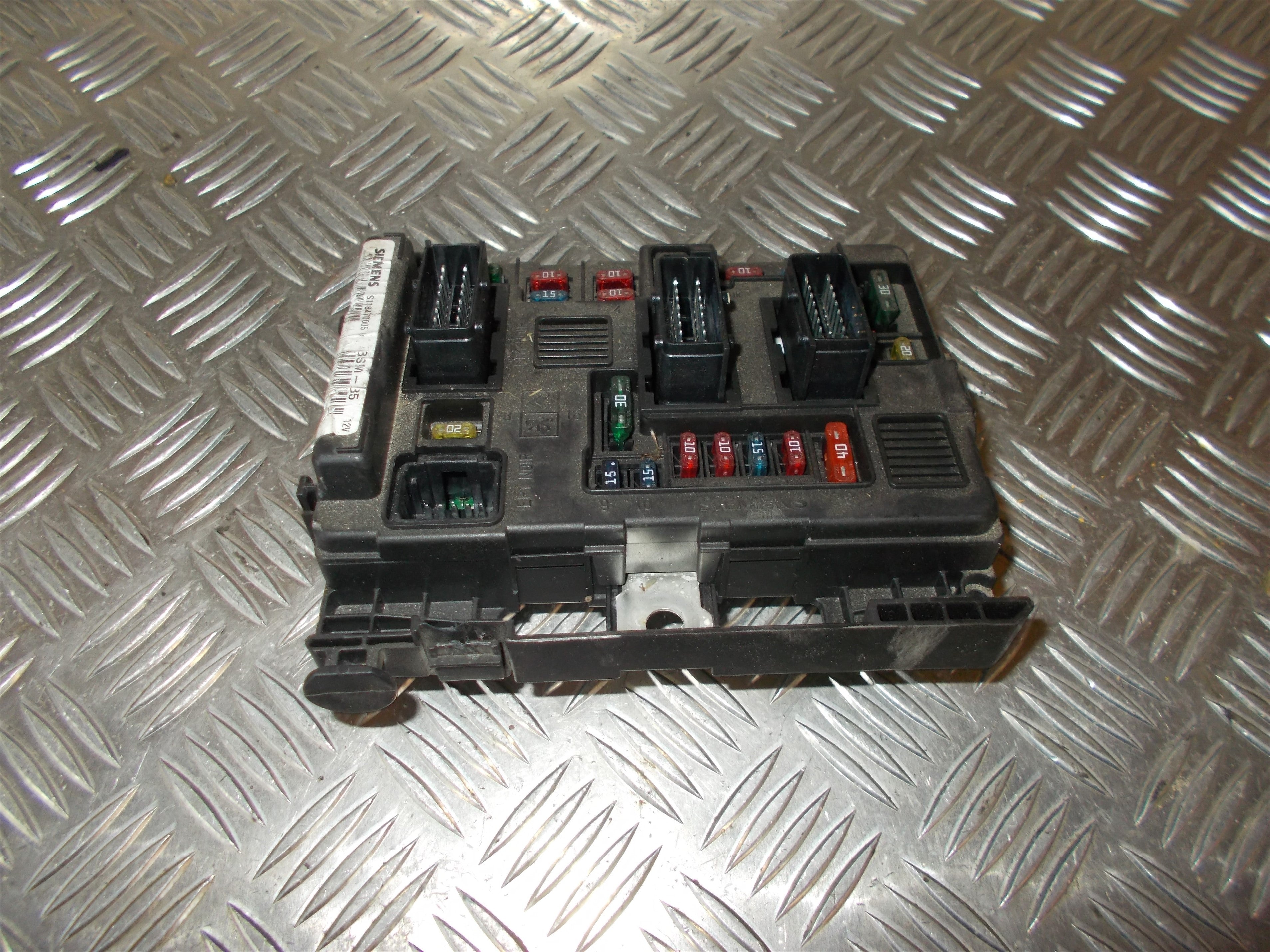 Citroen C5 Sikringsboks Med OEM Nr. 9643498680 Fra Citroen Ophugger